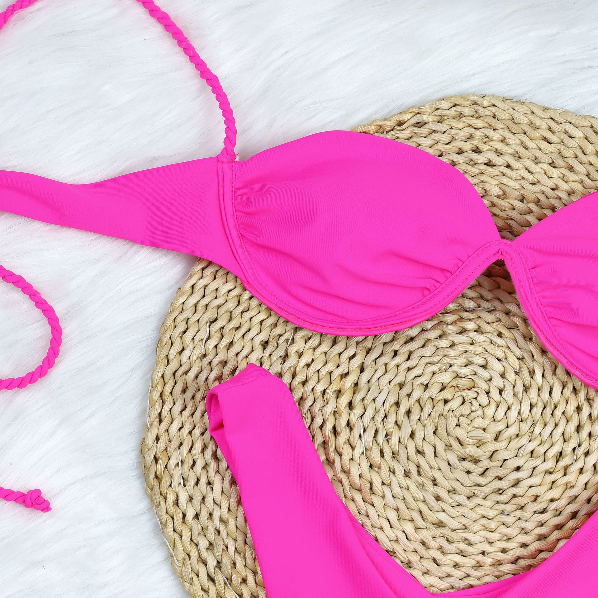 Bikini à petite poitrine avec armatures en acier
