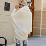 Gestrickter Cape-Mantel mit Pelzkragen und Quaste