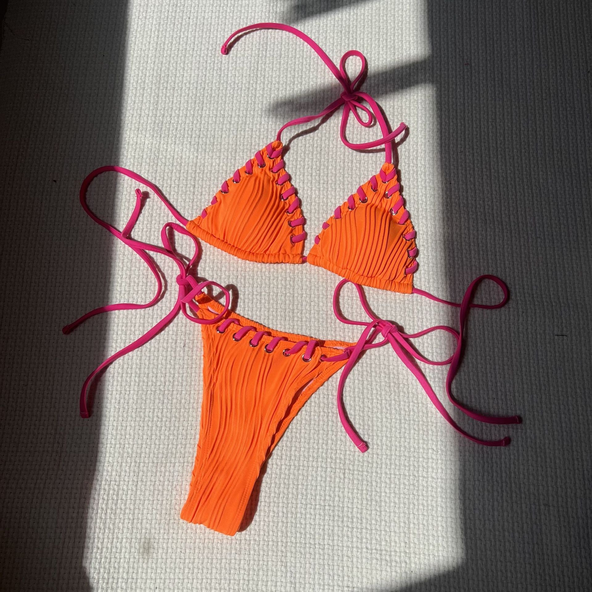 Frischer süßer geteilter Bikini-Badeanzug