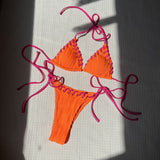 Frischer süßer geteilter Bikini-Badeanzug