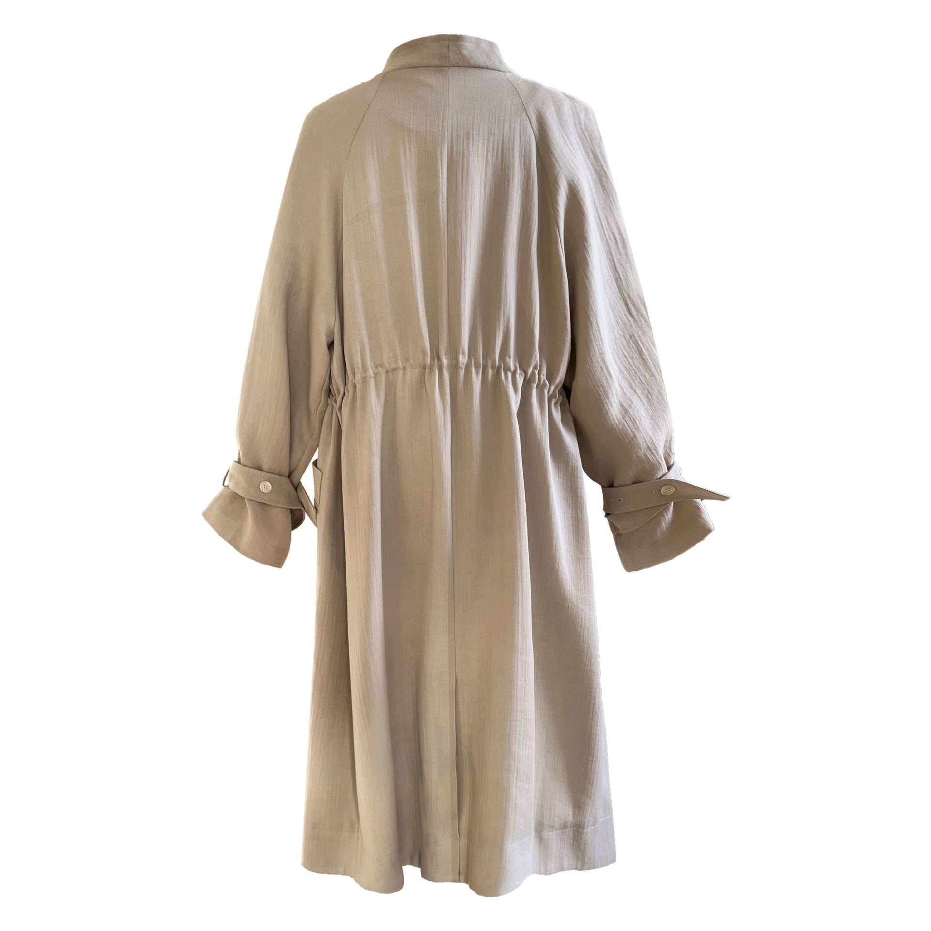 Unterhalb des Knies liegender Trenchcoat aus Baumwollleinen