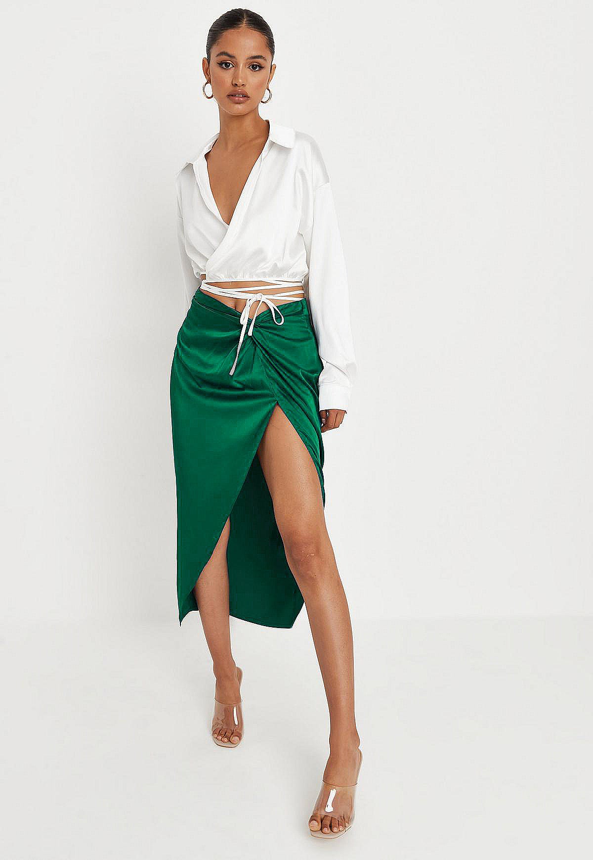 Jupe longue asymétrique en satin de couleur unie avec fermeture éclair