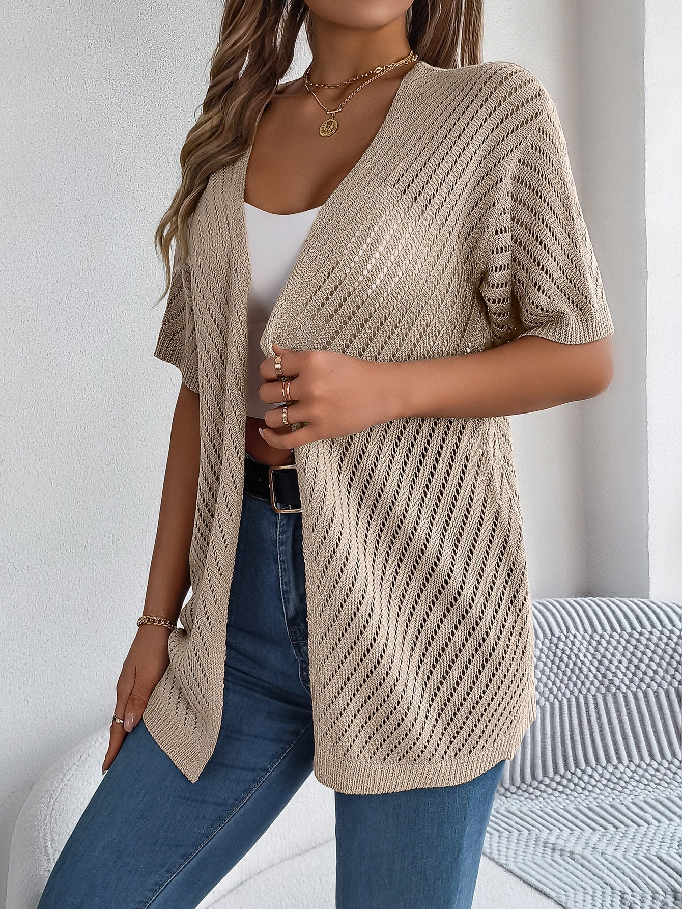 Sommer-Strickjacke mit ausgehöhlten Ausschnitten und kurzen Ärmeln