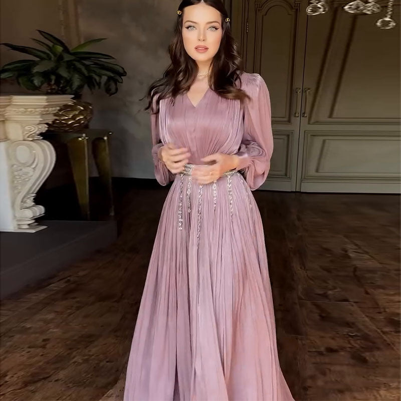 Sexy Kleid aus plissiertem Tüll mit V-Ausschnitt, langen Ärmeln und großem Saum