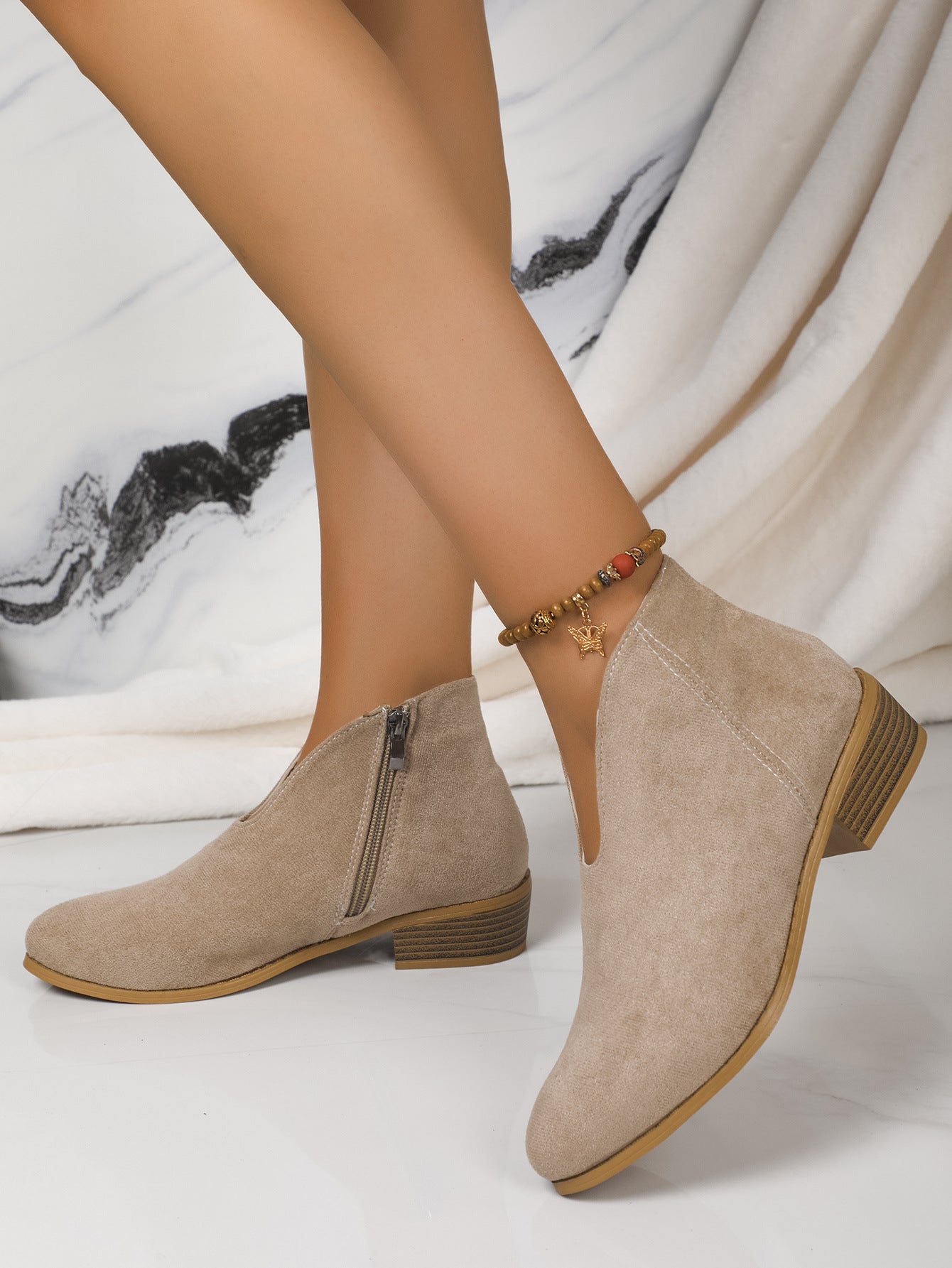 Ankle Booties aus Wildleder mit Leopardenmuster und V-Ausschnitt