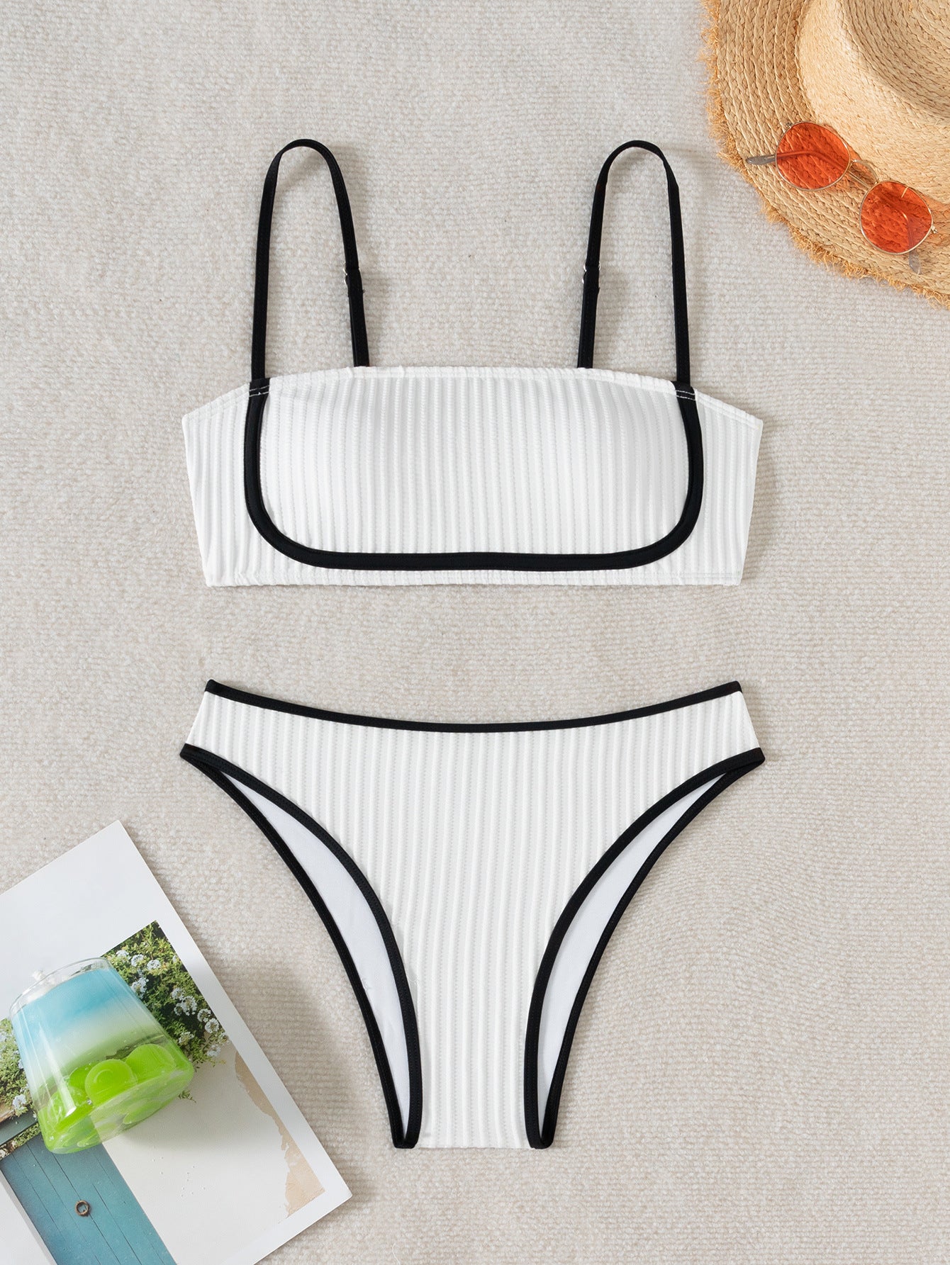 Schwarz-weißes Bikini-Set mit freiem Rücken