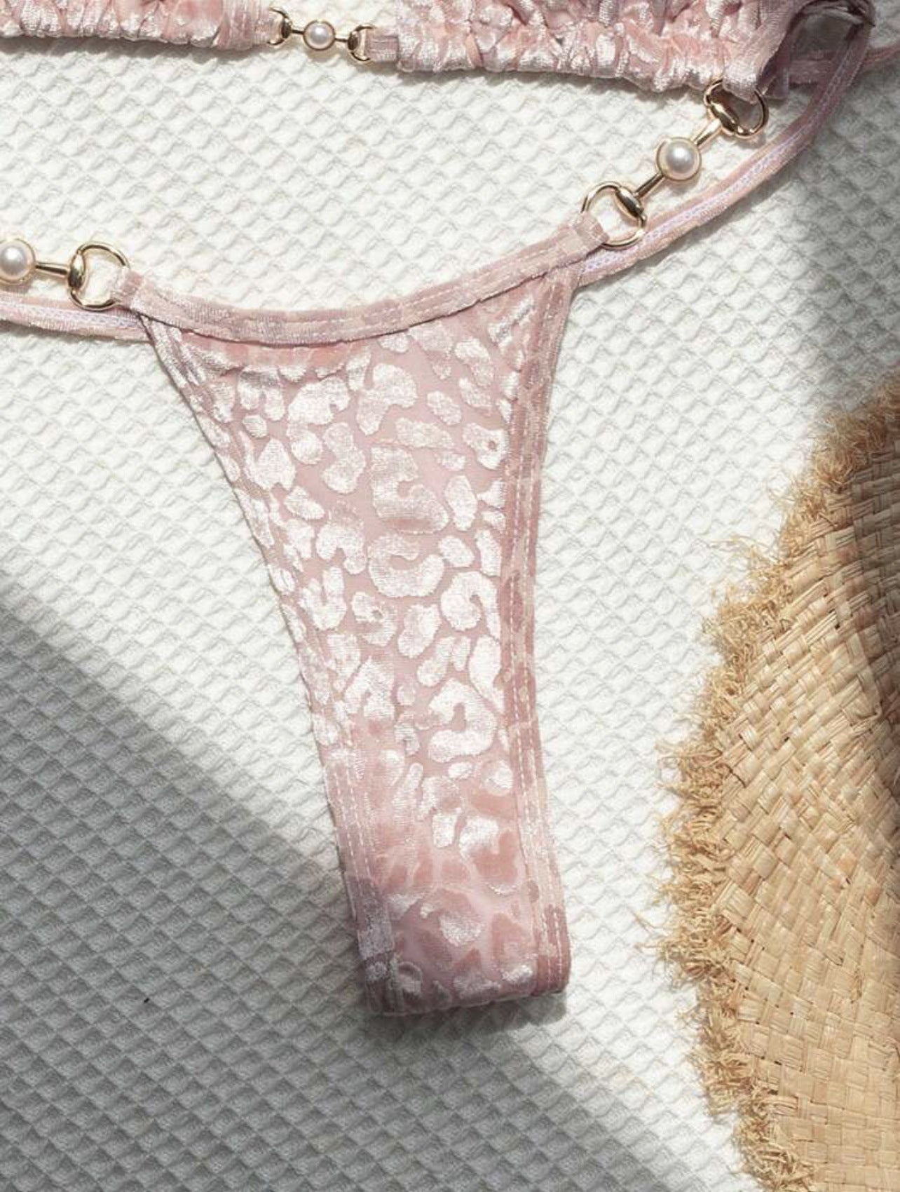 Maillot de bain bikini à bretelles en T motif léopard perlé