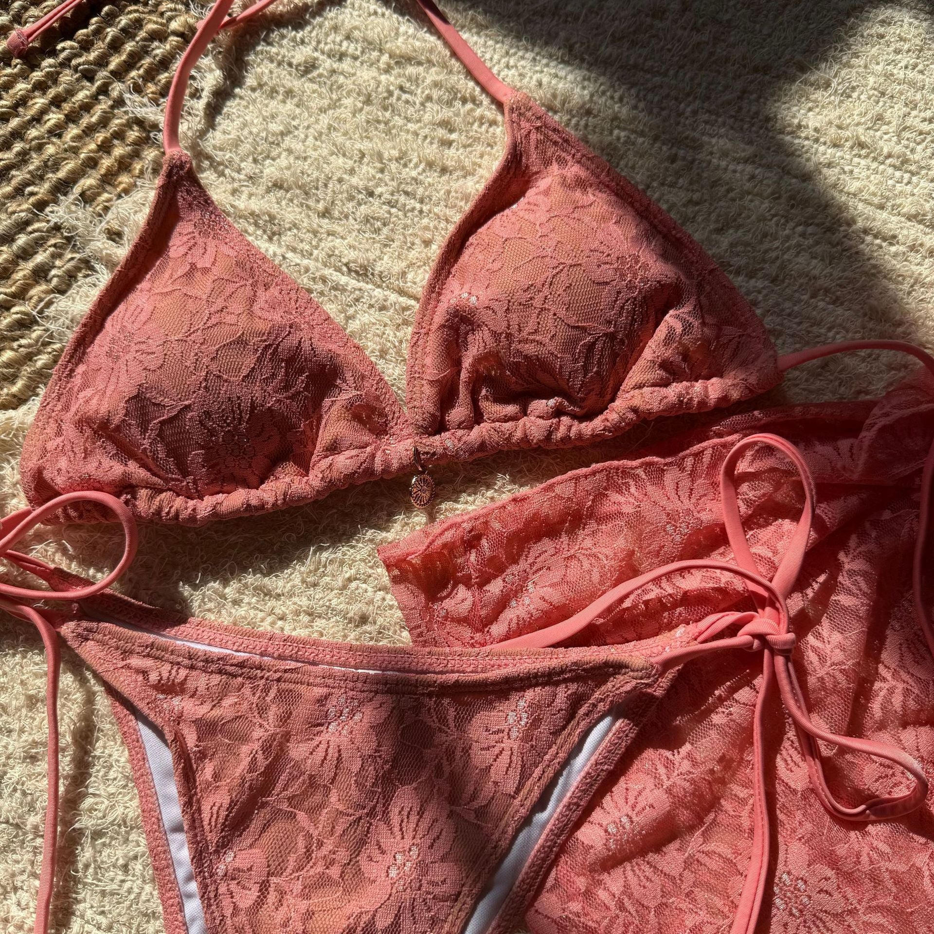 Dreiteiliger Bikini aus Spitzennetz
