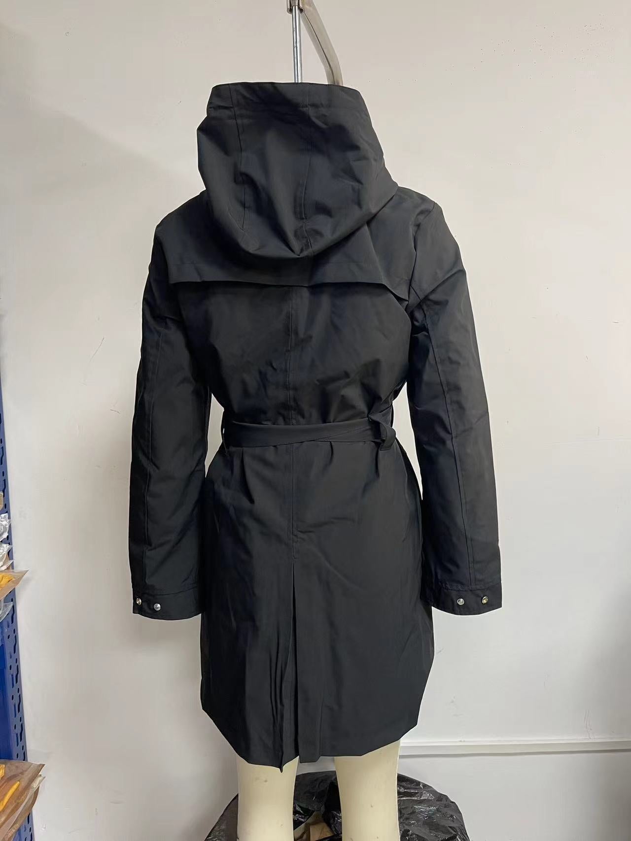 Trench-coat imperméable à capuche avec ceinture