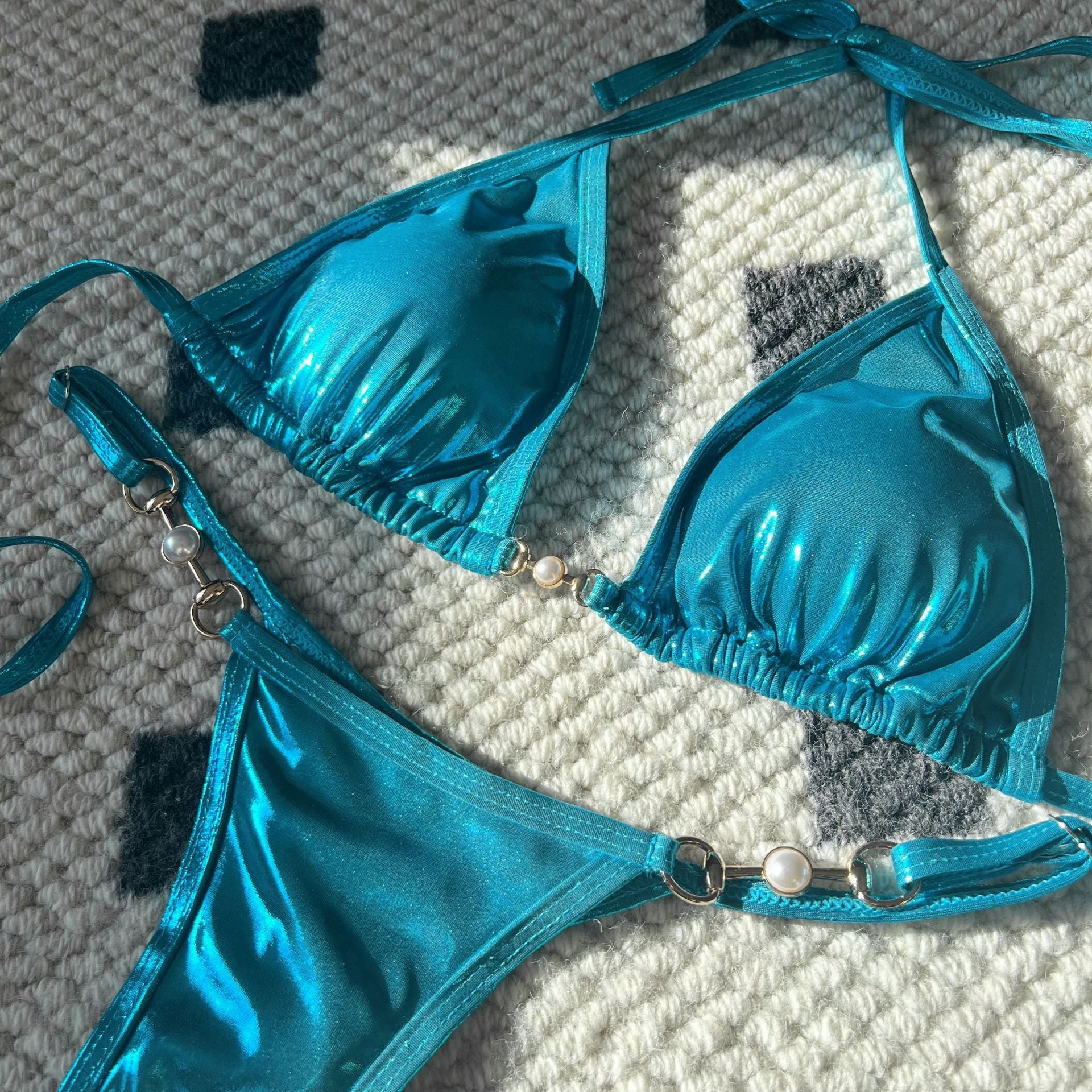 Bikini-Badeanzug mit glänzenden Perlen und T-Trägern