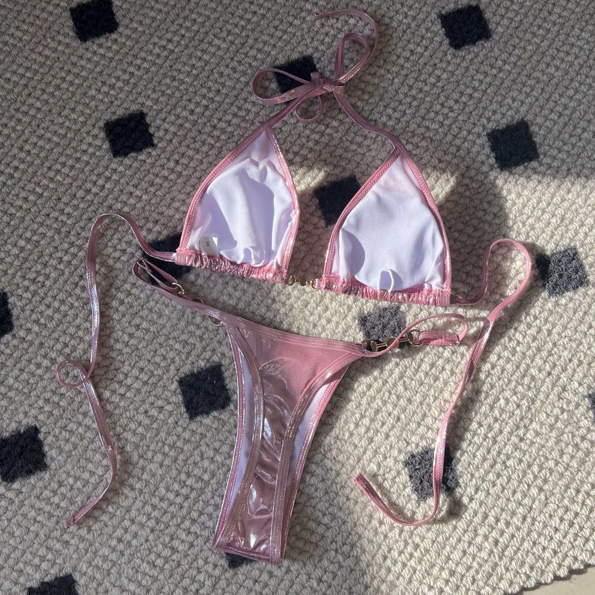 Bikini-Badeanzug mit glänzenden Perlen und T-Trägern