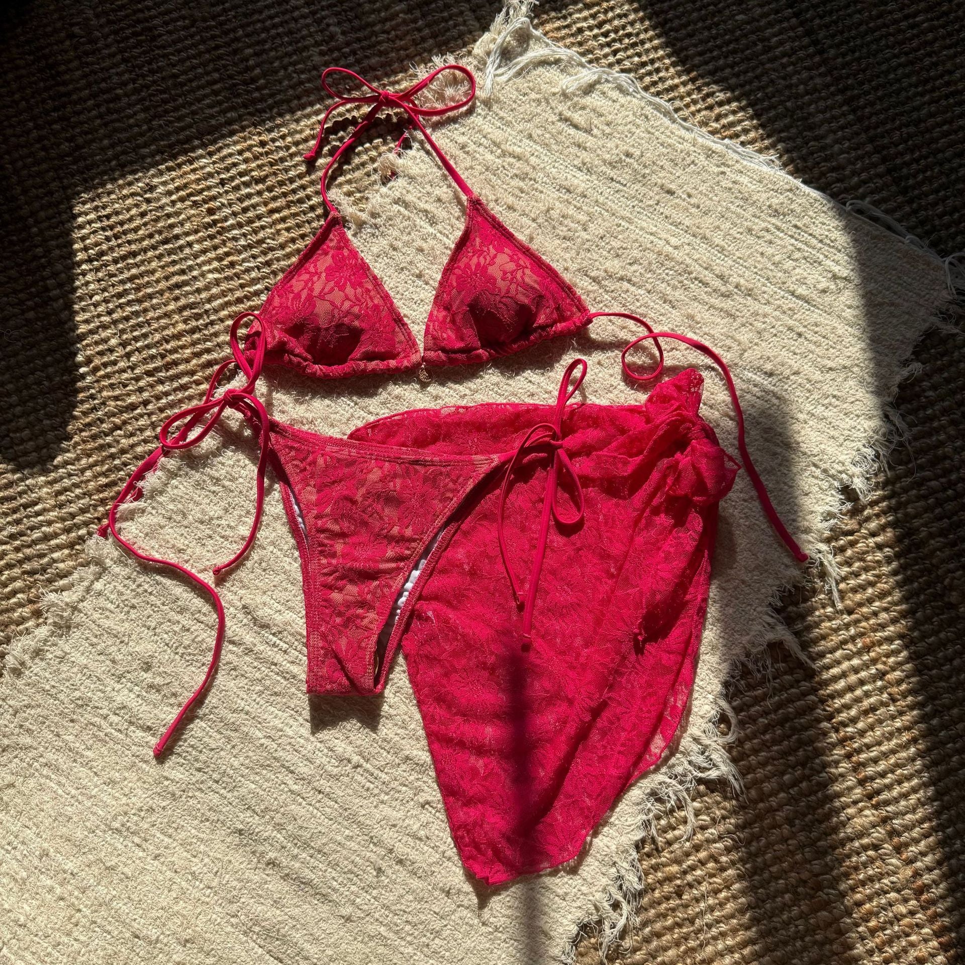 Dreiteiliger Bikini aus Spitzennetz