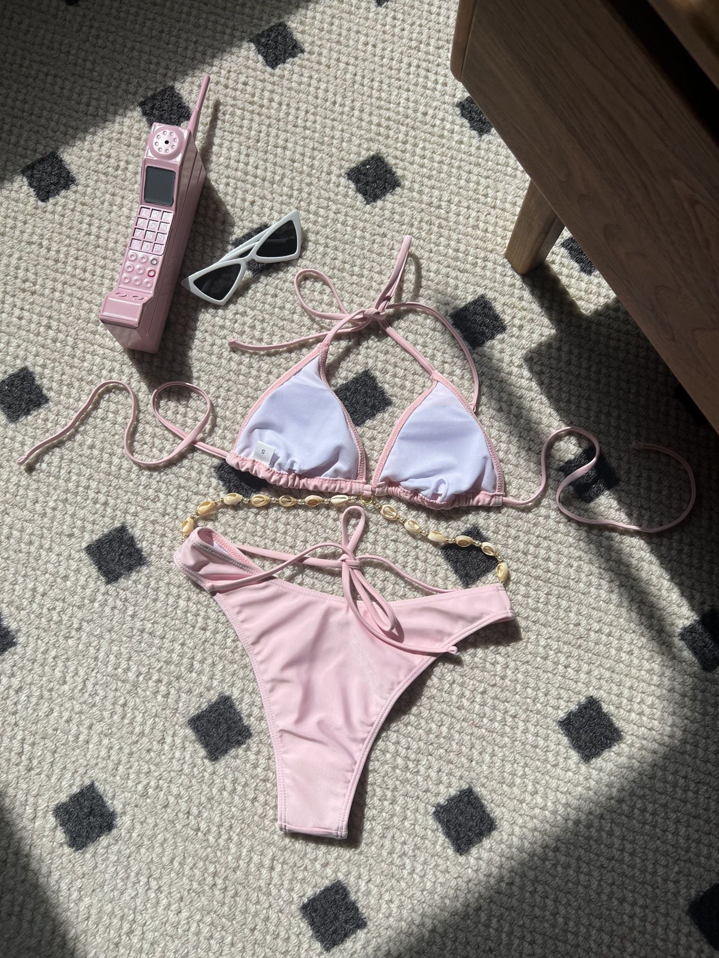 Einfarbiger Bikini-Badeanzug mit Muschelkette