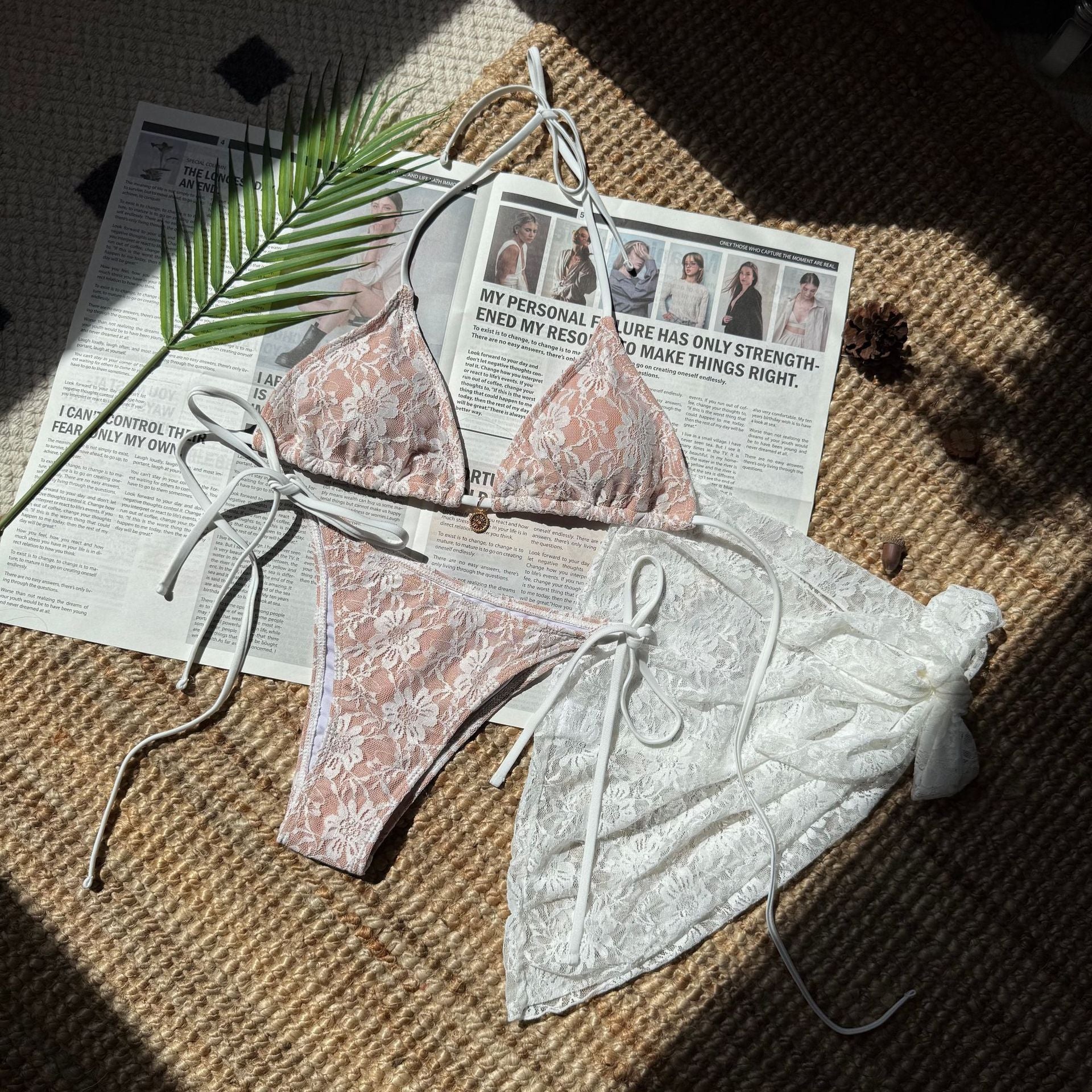 Dreiteiliger Bikini aus Spitzennetz