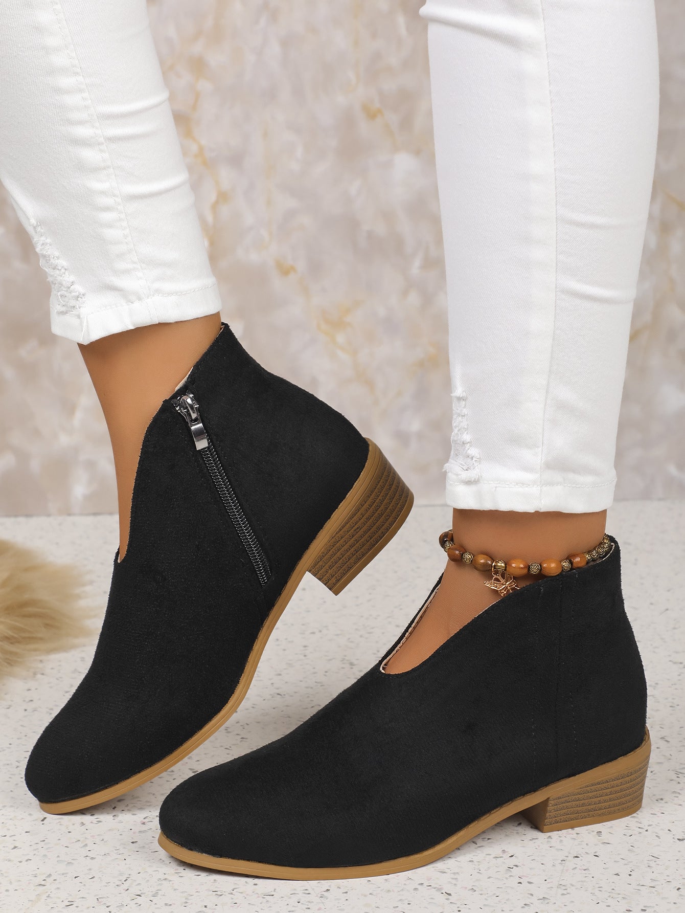 Ankle Booties aus Wildleder mit Leopardenmuster und V-Ausschnitt