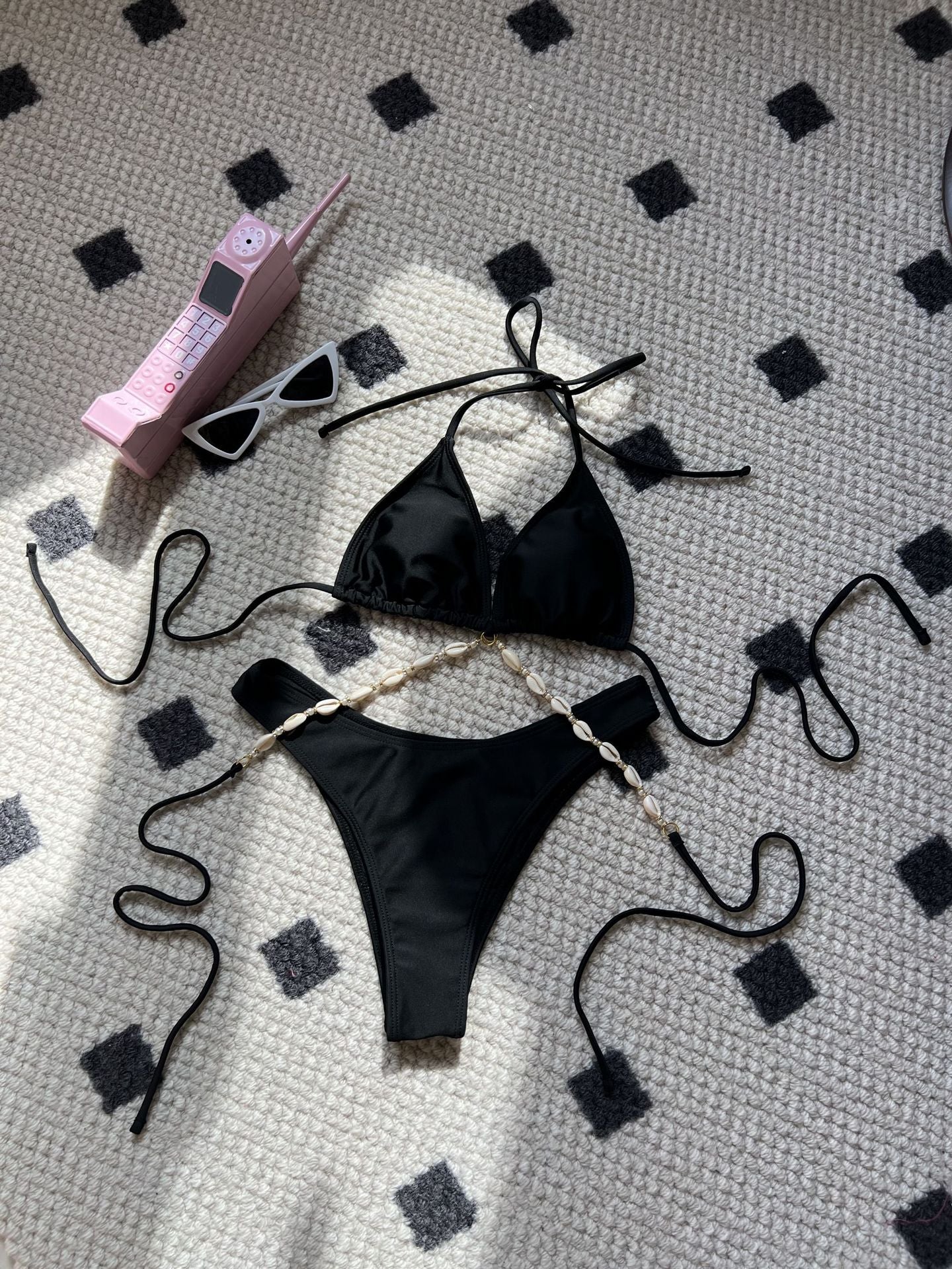 Einfarbiger Bikini-Badeanzug mit Muschelkette