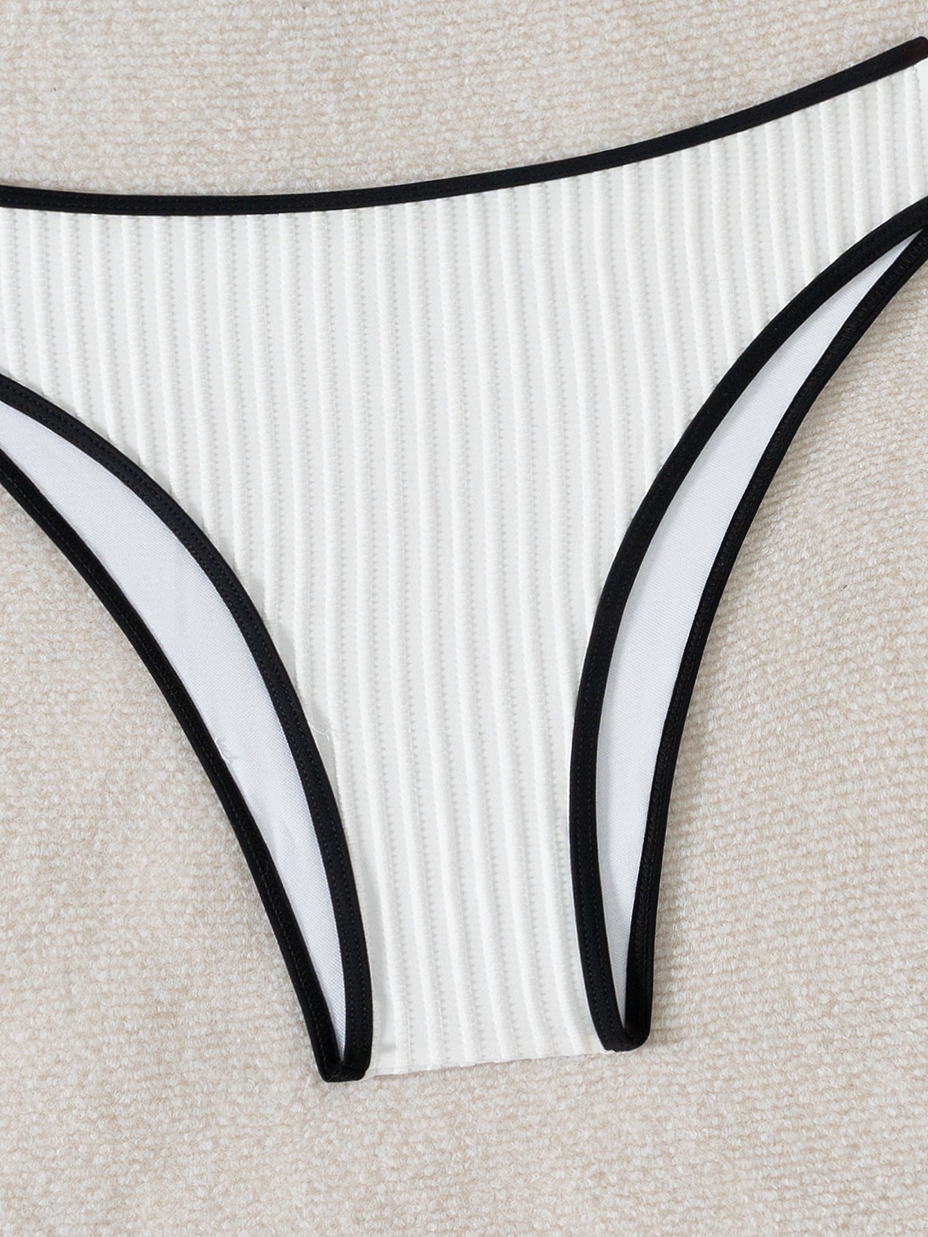 Schwarz-weißes Bikini-Set mit freiem Rücken