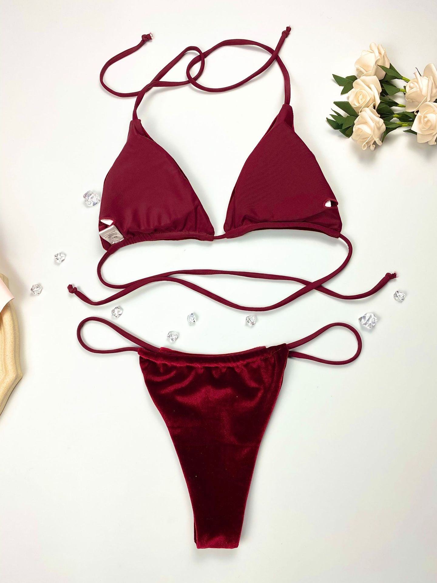 Triangel-Bikini-Badeanzug aus goldenem Samt