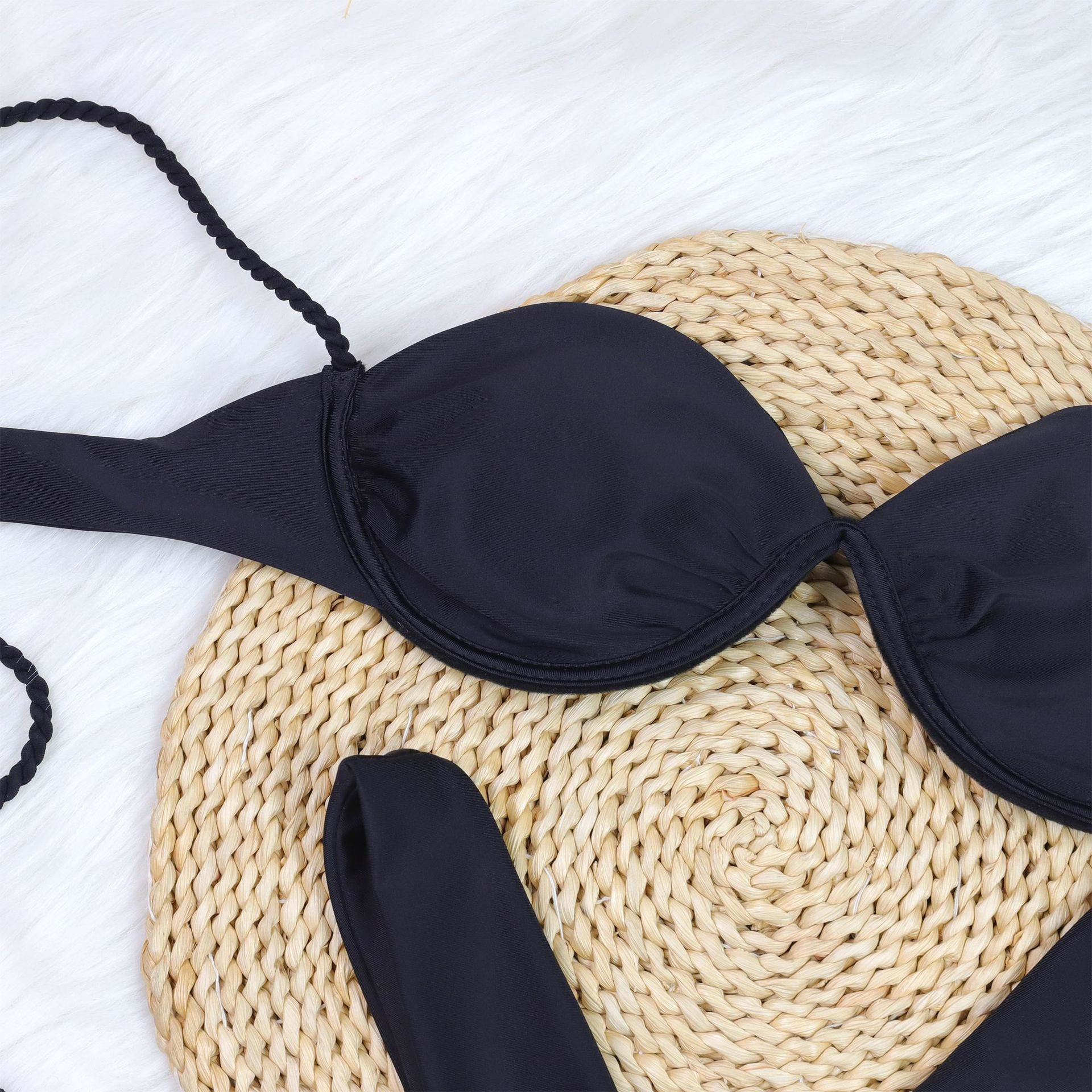 Bikini à petite poitrine avec armatures en acier