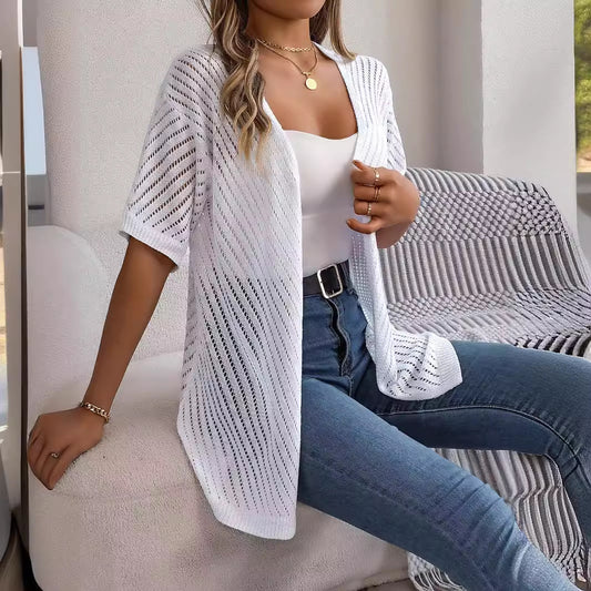 Sommer-Strickjacke mit ausgehöhlten Ausschnitten und kurzen Ärmeln