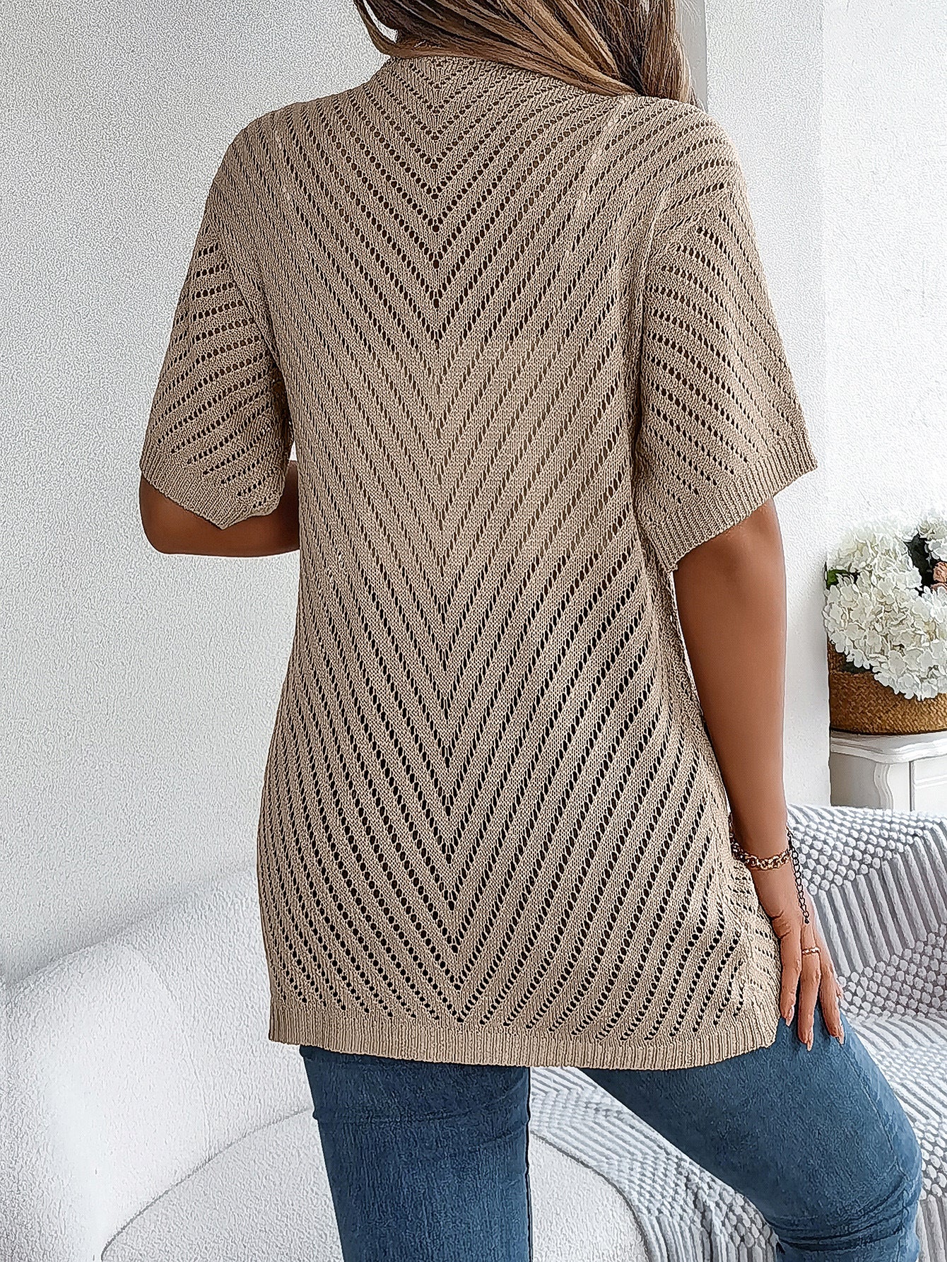 Sommer-Strickjacke mit ausgehöhlten Ausschnitten und kurzen Ärmeln