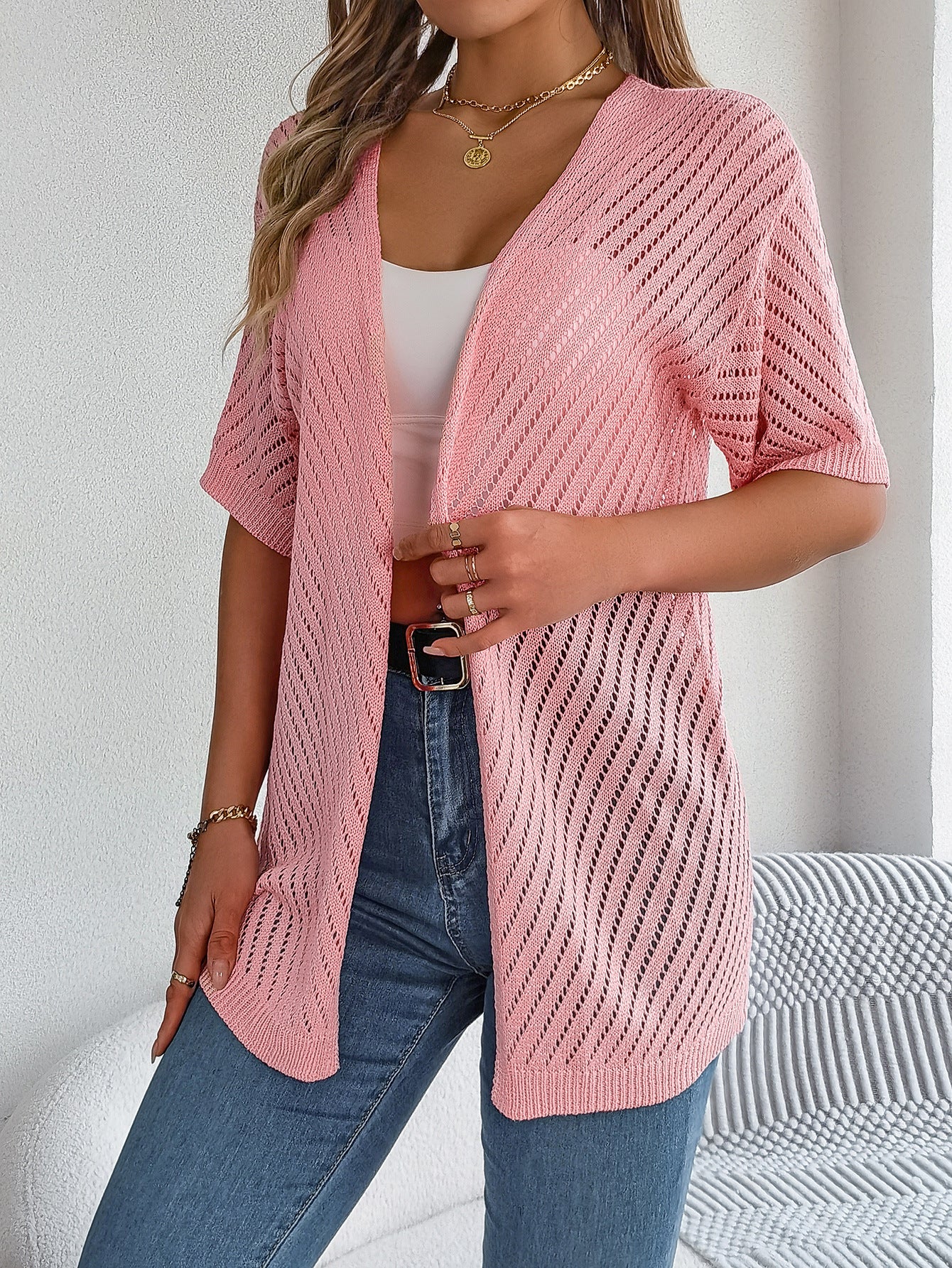 Sommer-Strickjacke mit ausgehöhlten Ausschnitten und kurzen Ärmeln