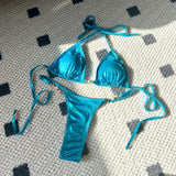 Bikini-Badeanzug mit glänzenden Perlen und T-Trägern