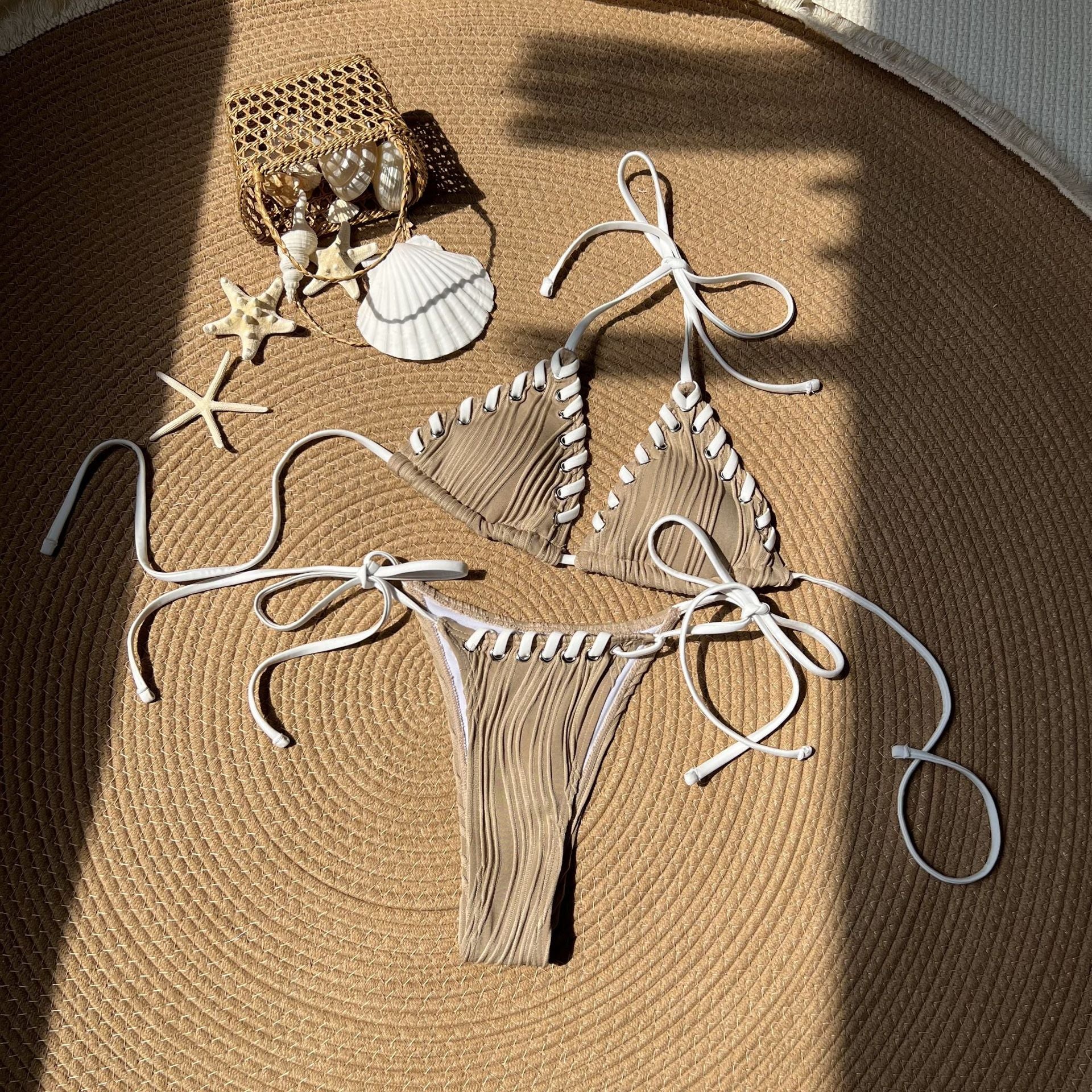 Frischer süßer geteilter Bikini-Badeanzug