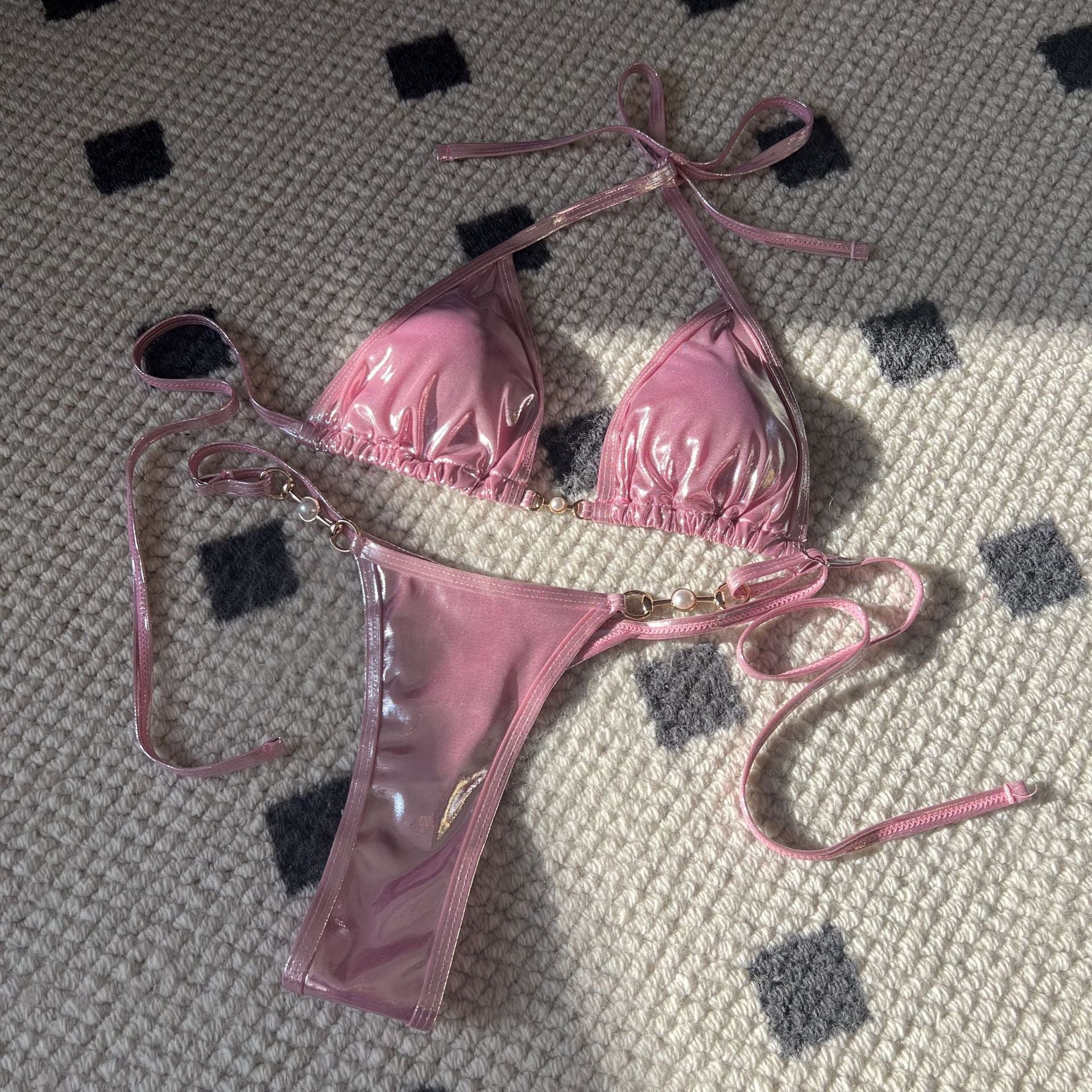 Bikini-Badeanzug mit glänzenden Perlen und T-Trägern