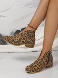 Ankle Booties aus Wildleder mit Leopardenmuster und V-Ausschnitt