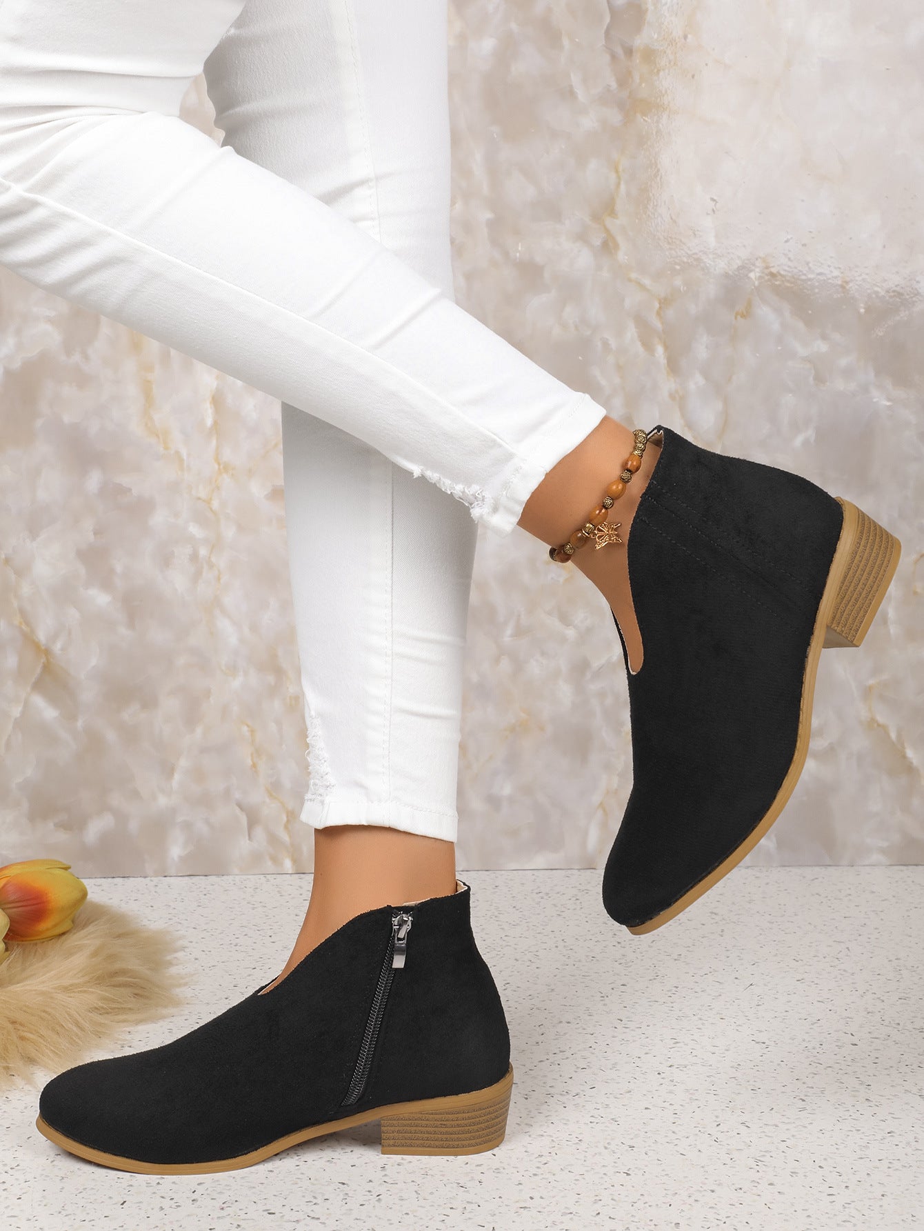 Ankle Booties aus Wildleder mit Leopardenmuster und V-Ausschnitt