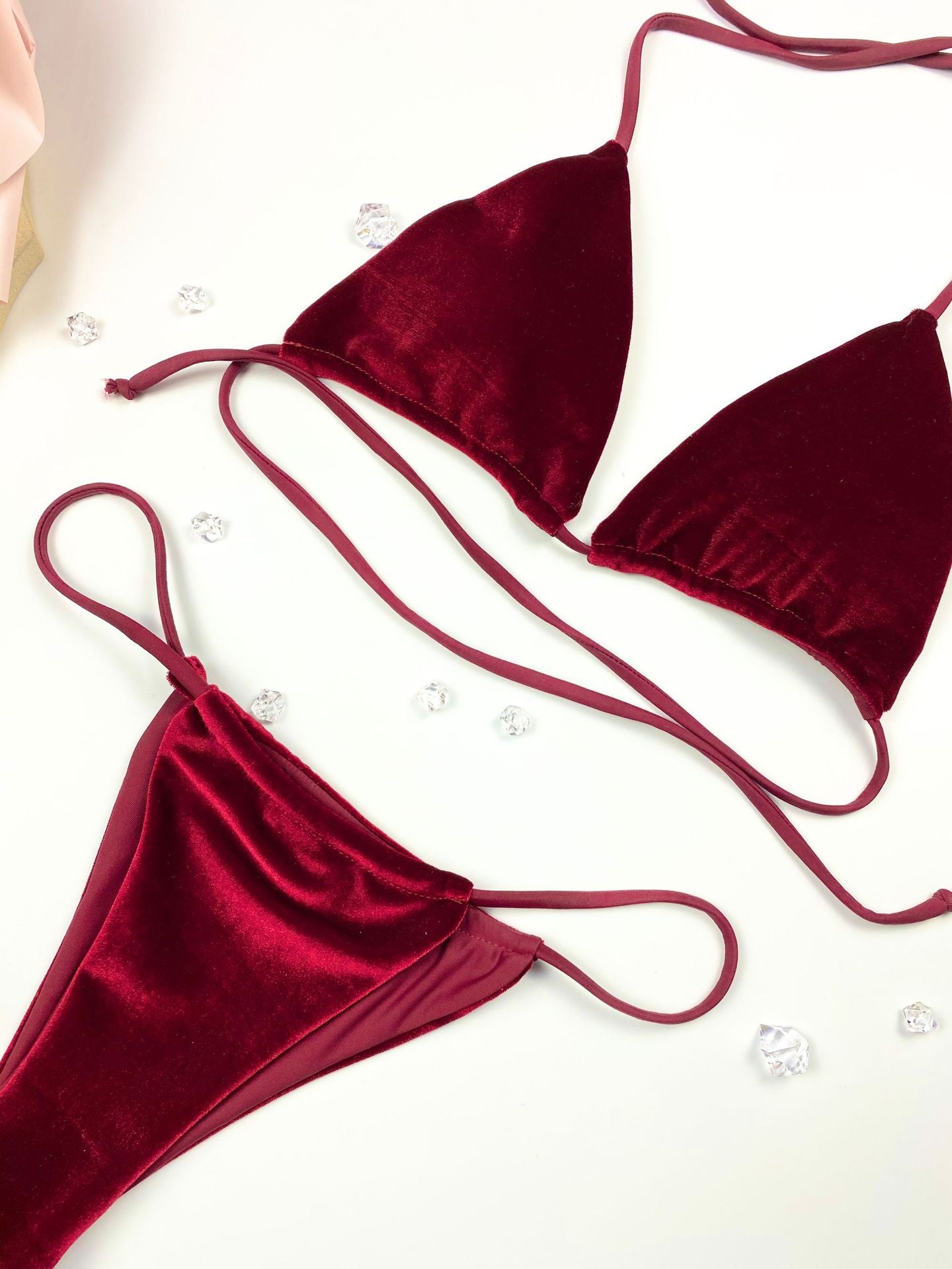 Triangel-Bikini-Badeanzug aus goldenem Samt