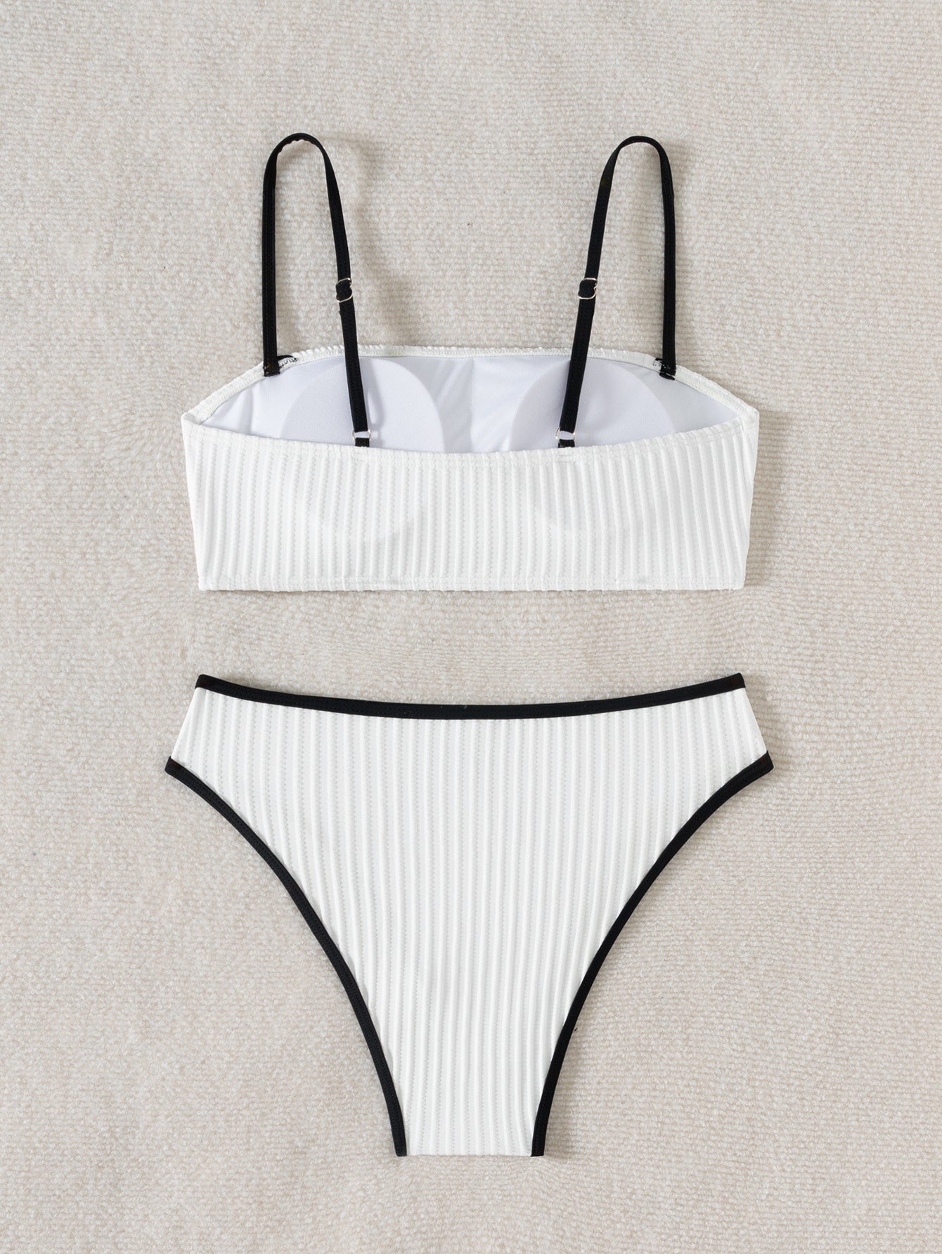 Schwarz-weißes Bikini-Set mit freiem Rücken