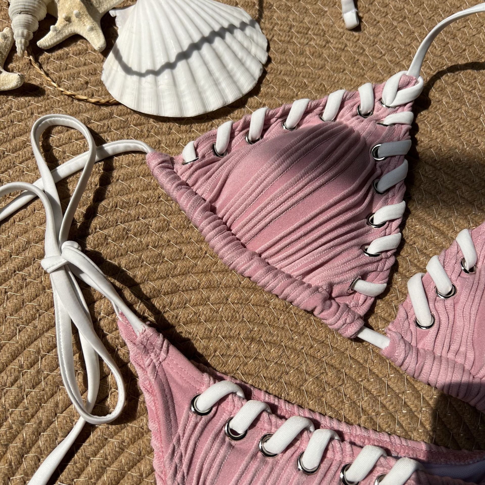 Frischer süßer geteilter Bikini-Badeanzug