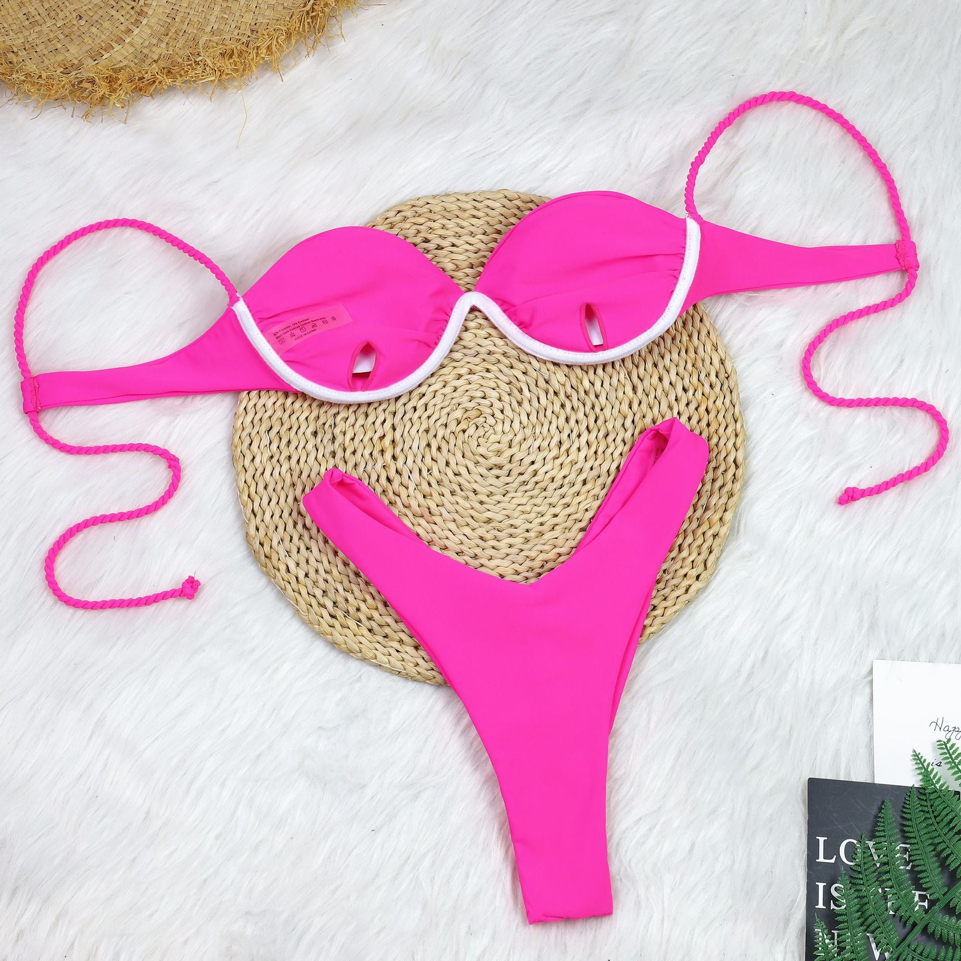 Bikini à petite poitrine avec armatures en acier
