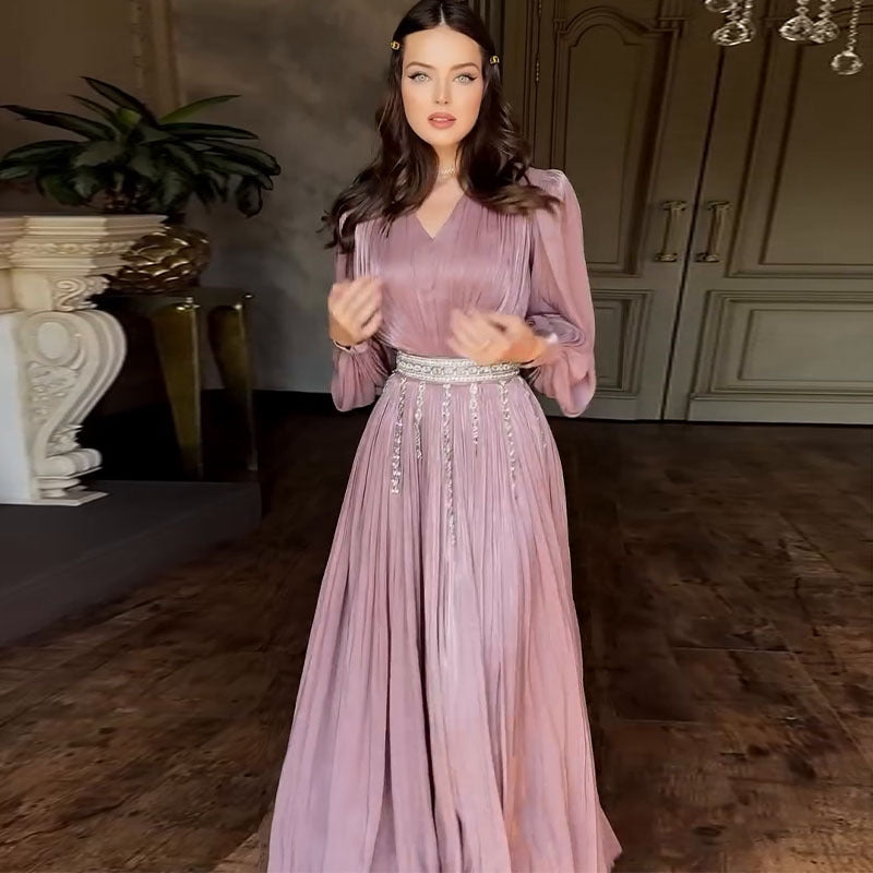 Sexy Kleid aus plissiertem Tüll mit V-Ausschnitt, langen Ärmeln und großem Saum