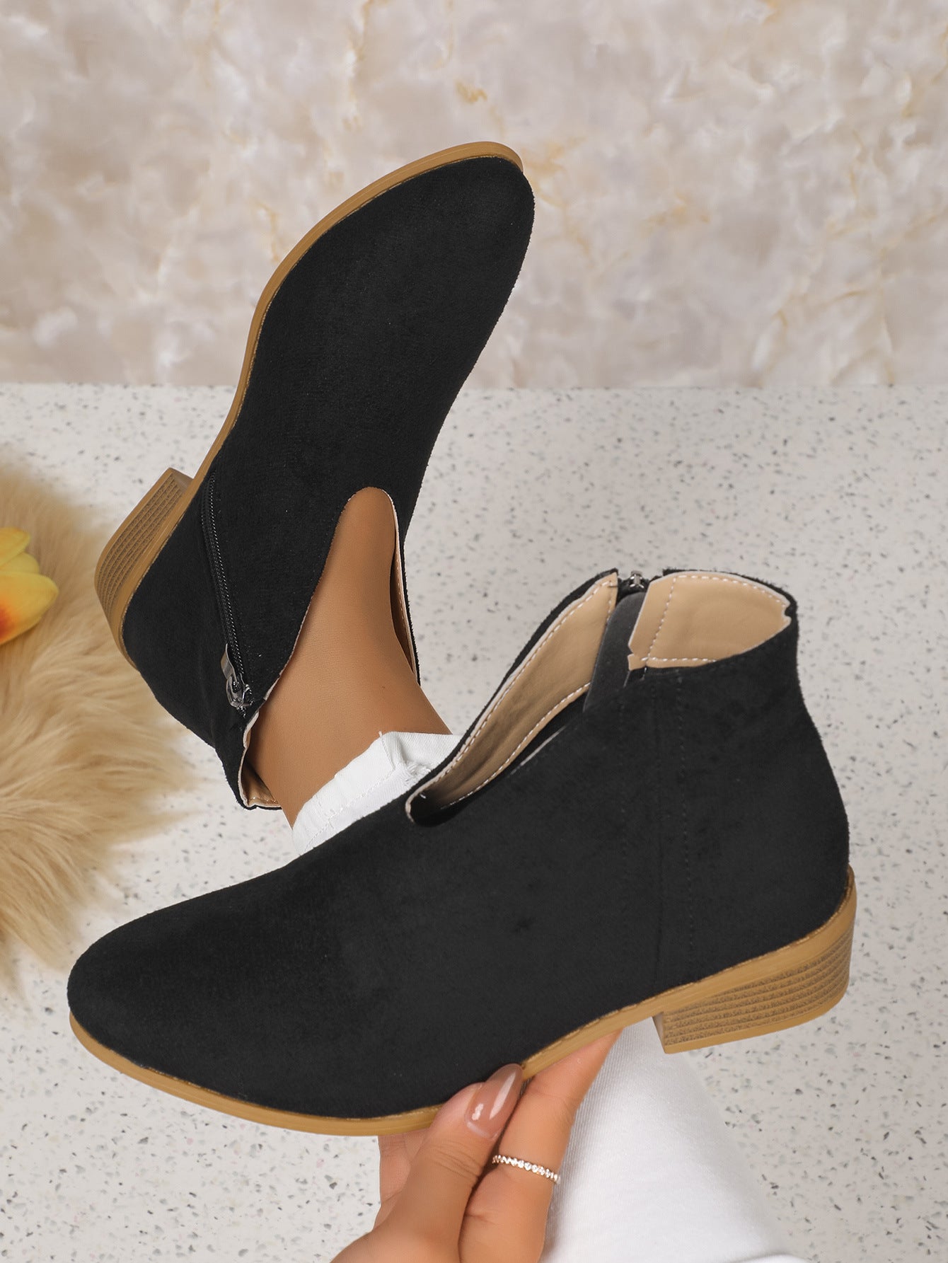Ankle Booties aus Wildleder mit Leopardenmuster und V-Ausschnitt