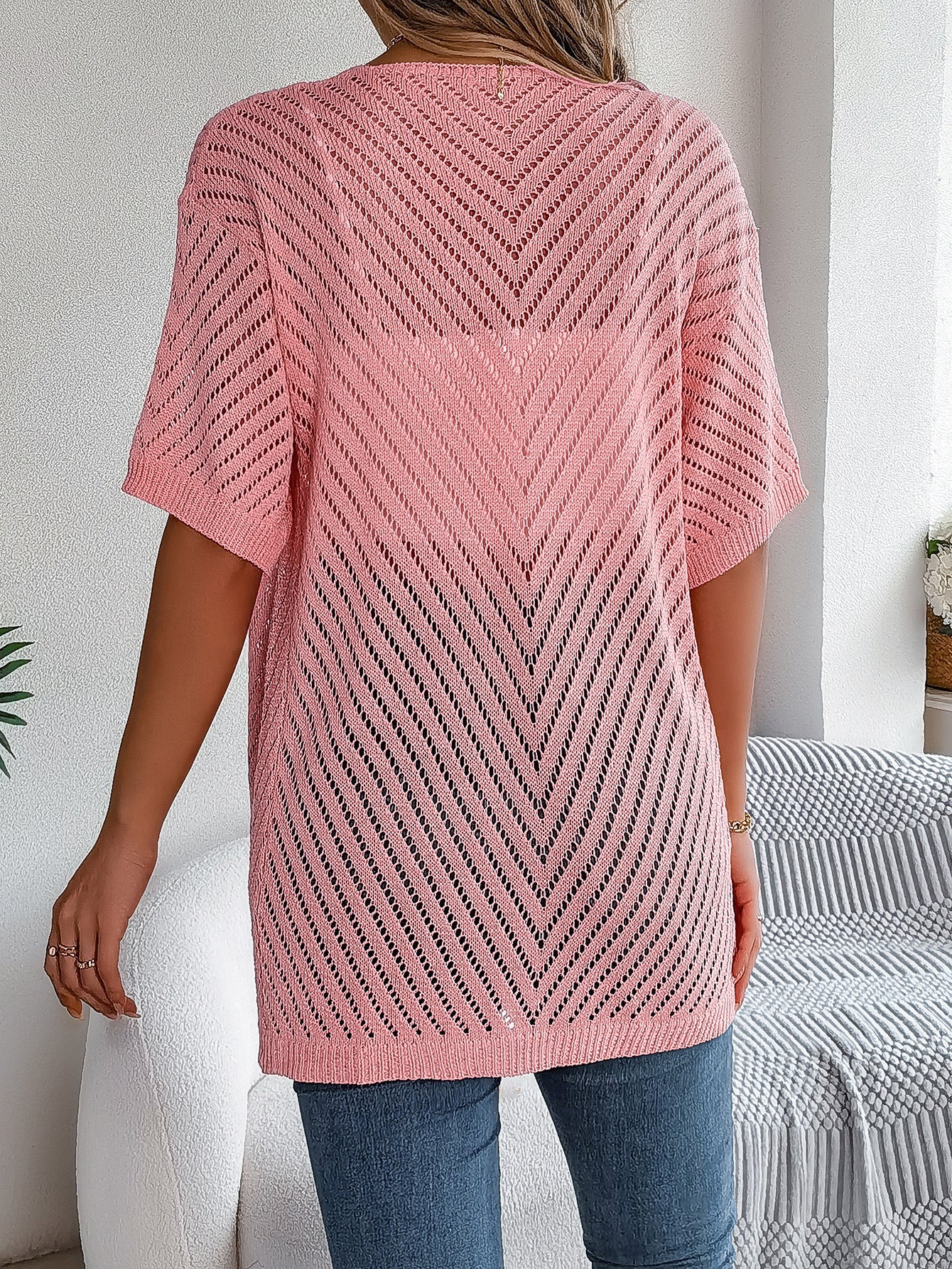 Sommer-Strickjacke mit ausgehöhlten Ausschnitten und kurzen Ärmeln