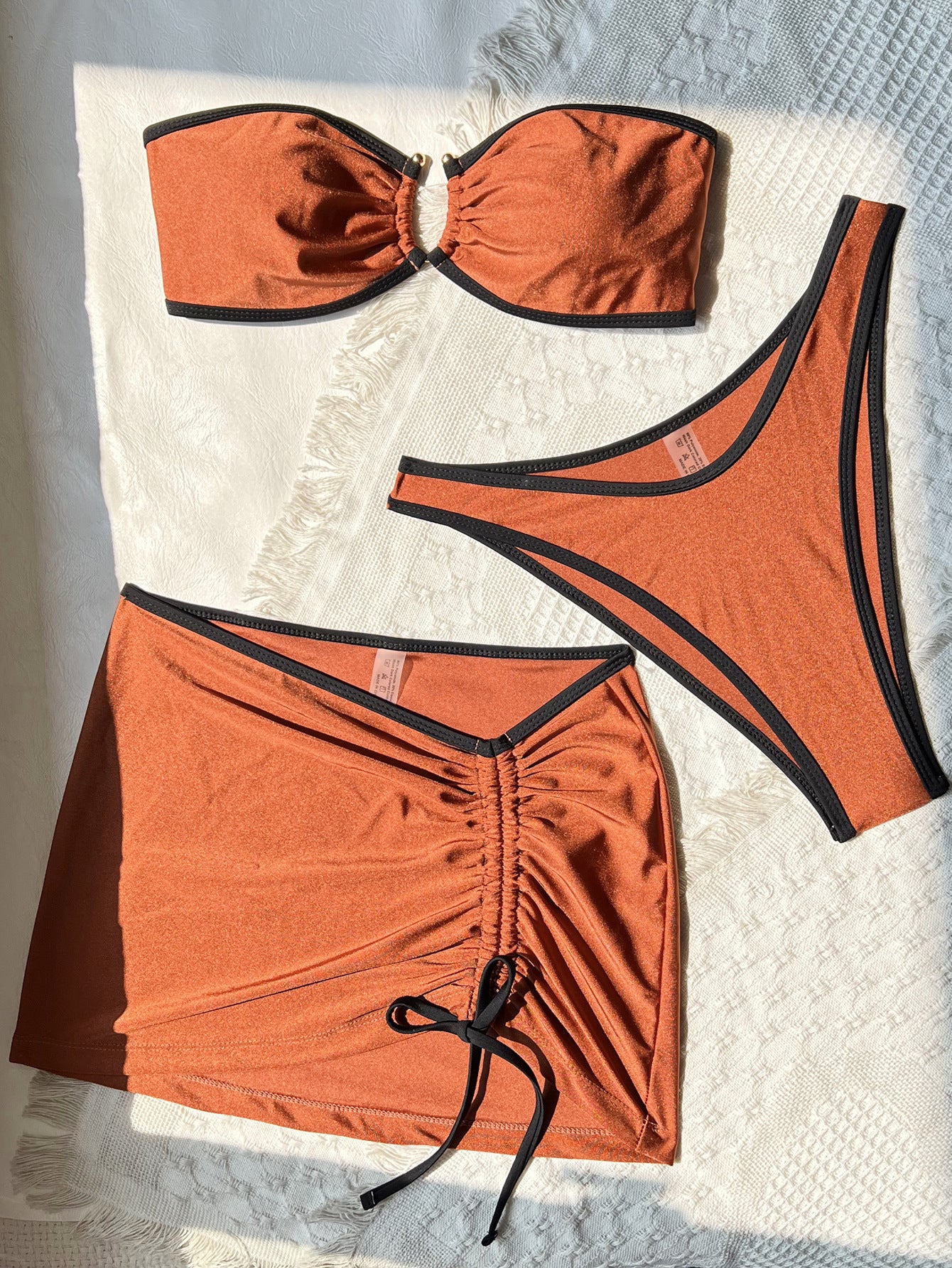 Farblich passendes dreiteiliges Bikini-Badeanzug-Set