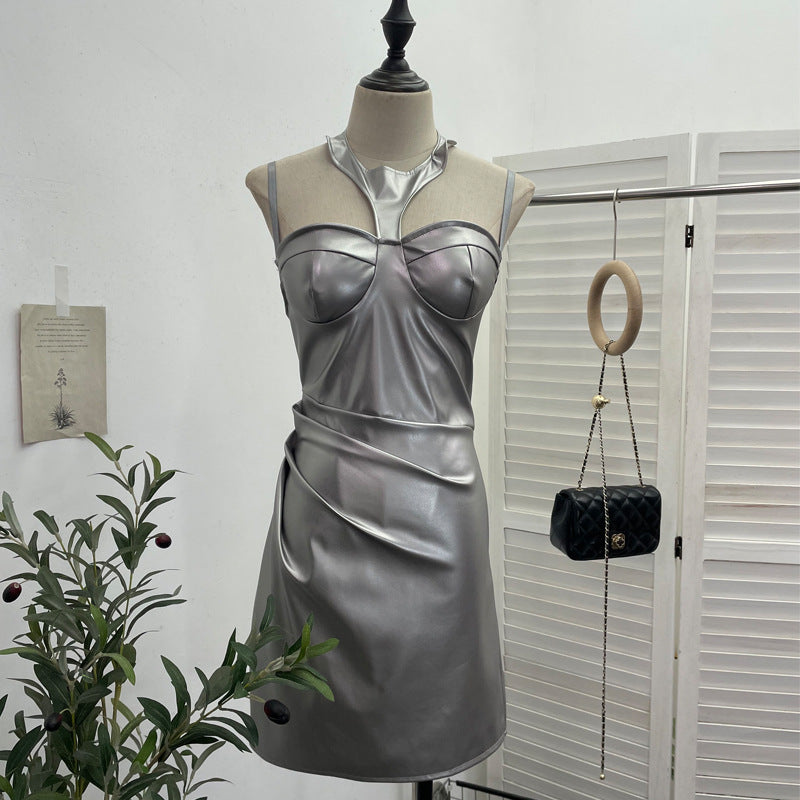Robe en similicuir à bretelles spaghetti et volants sur les hanches