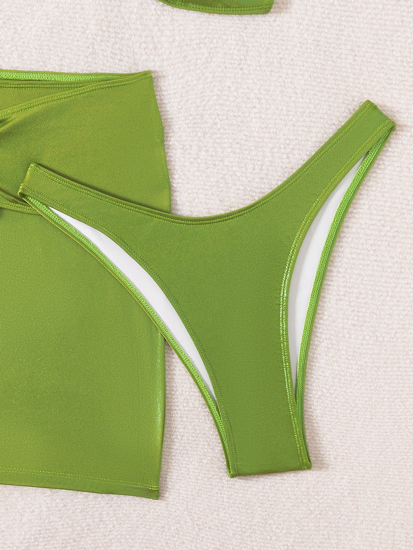 Maillot de bain bikini trois pièces à haut tube et ornements métalliques