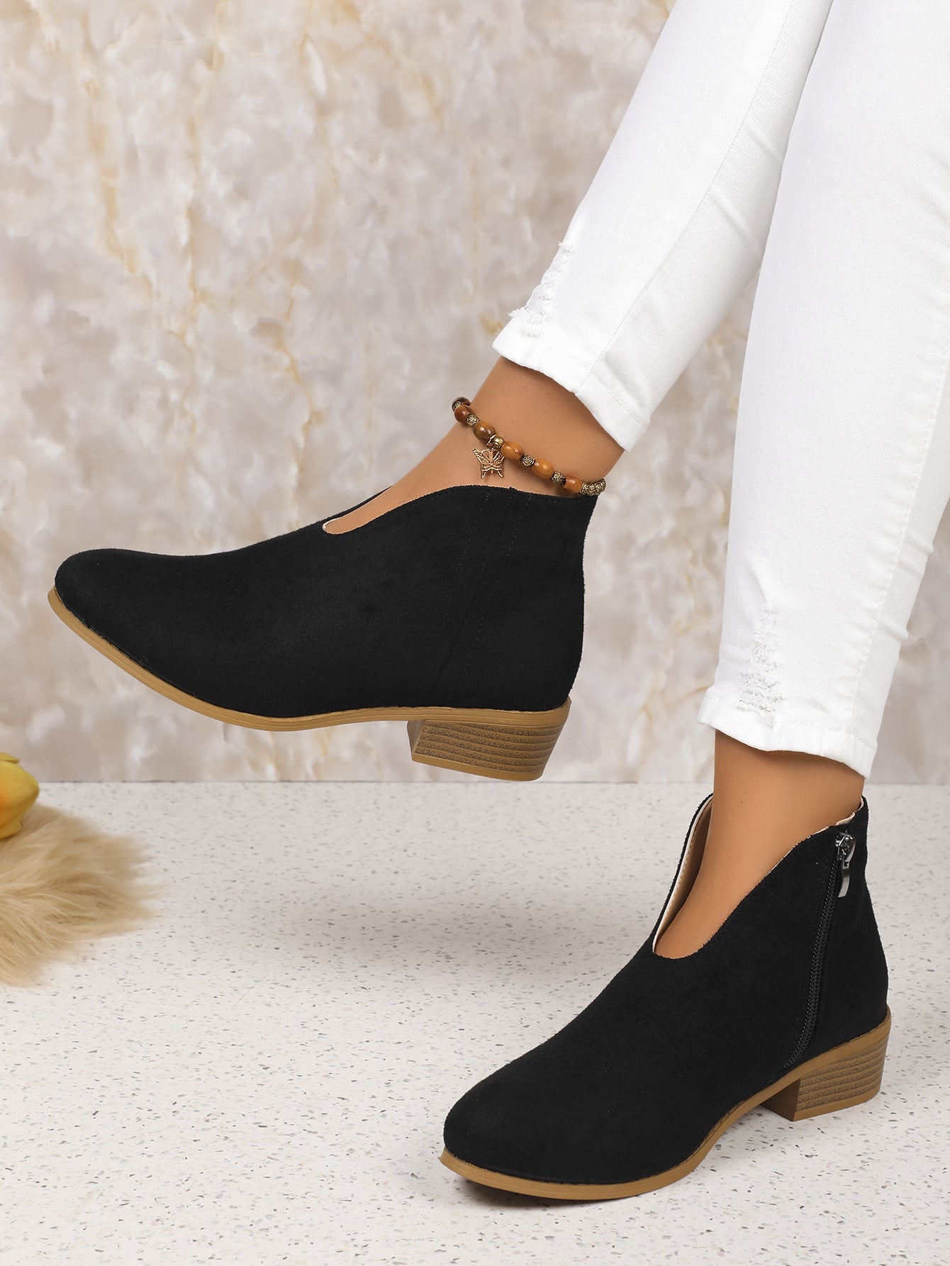 Ankle Booties aus Wildleder mit Leopardenmuster und V-Ausschnitt