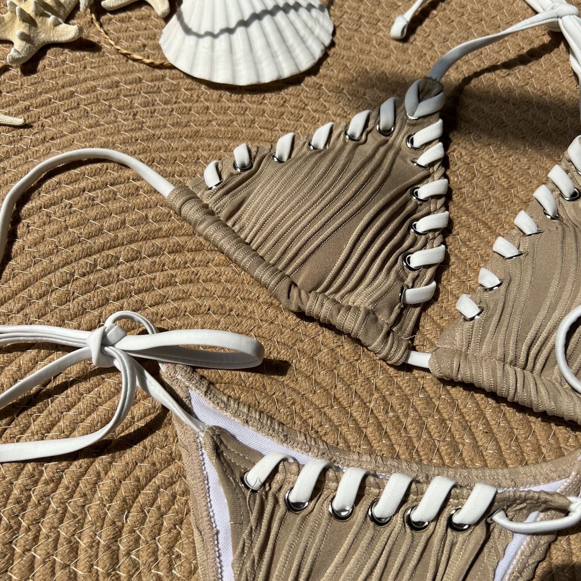 Frischer süßer geteilter Bikini-Badeanzug