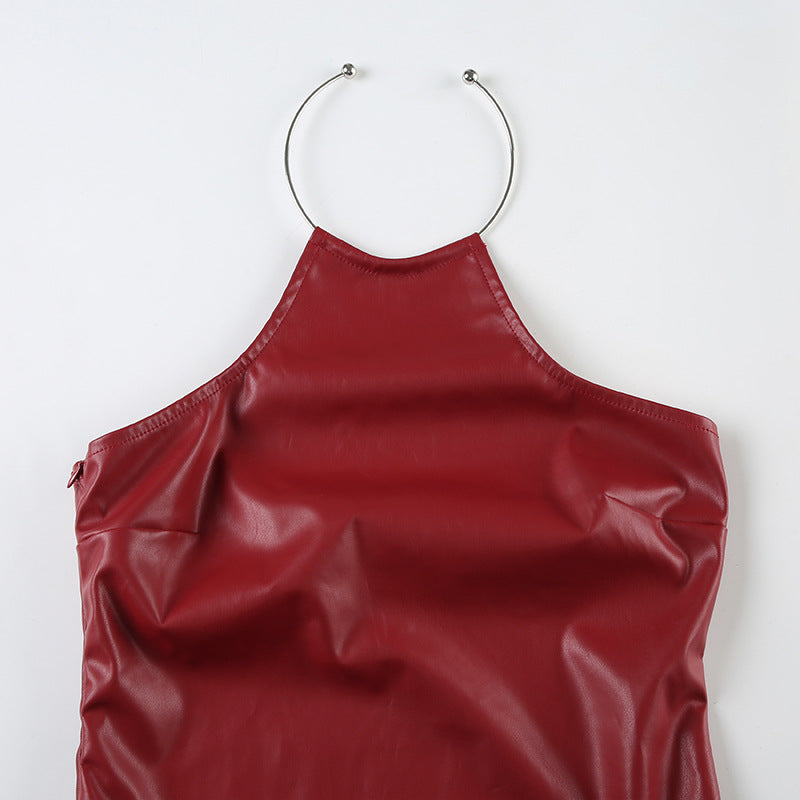 Asymmetrische Neckholder-Weste aus Leder mit Metallring