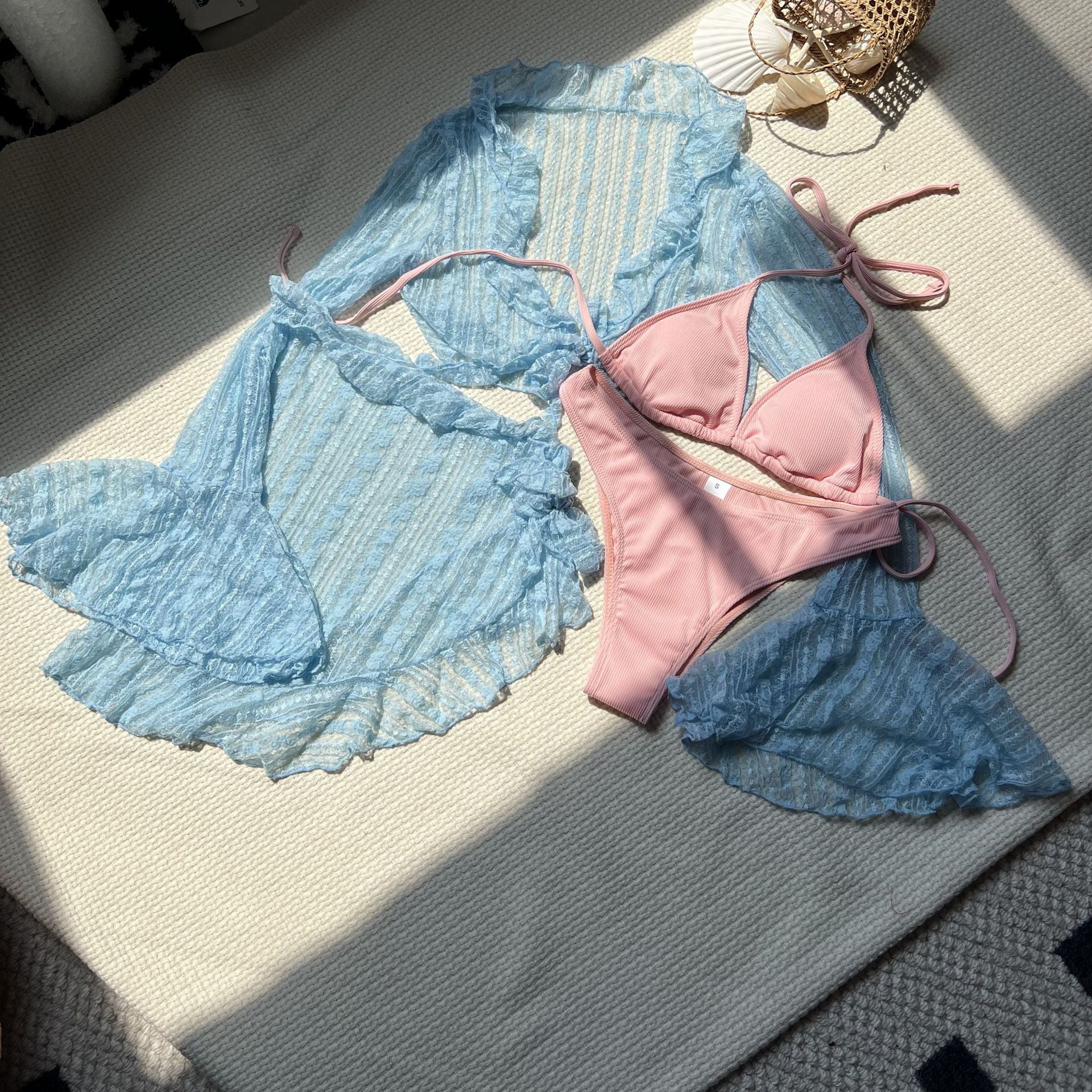 Ensemble bikini dos nu en maille et dentelle