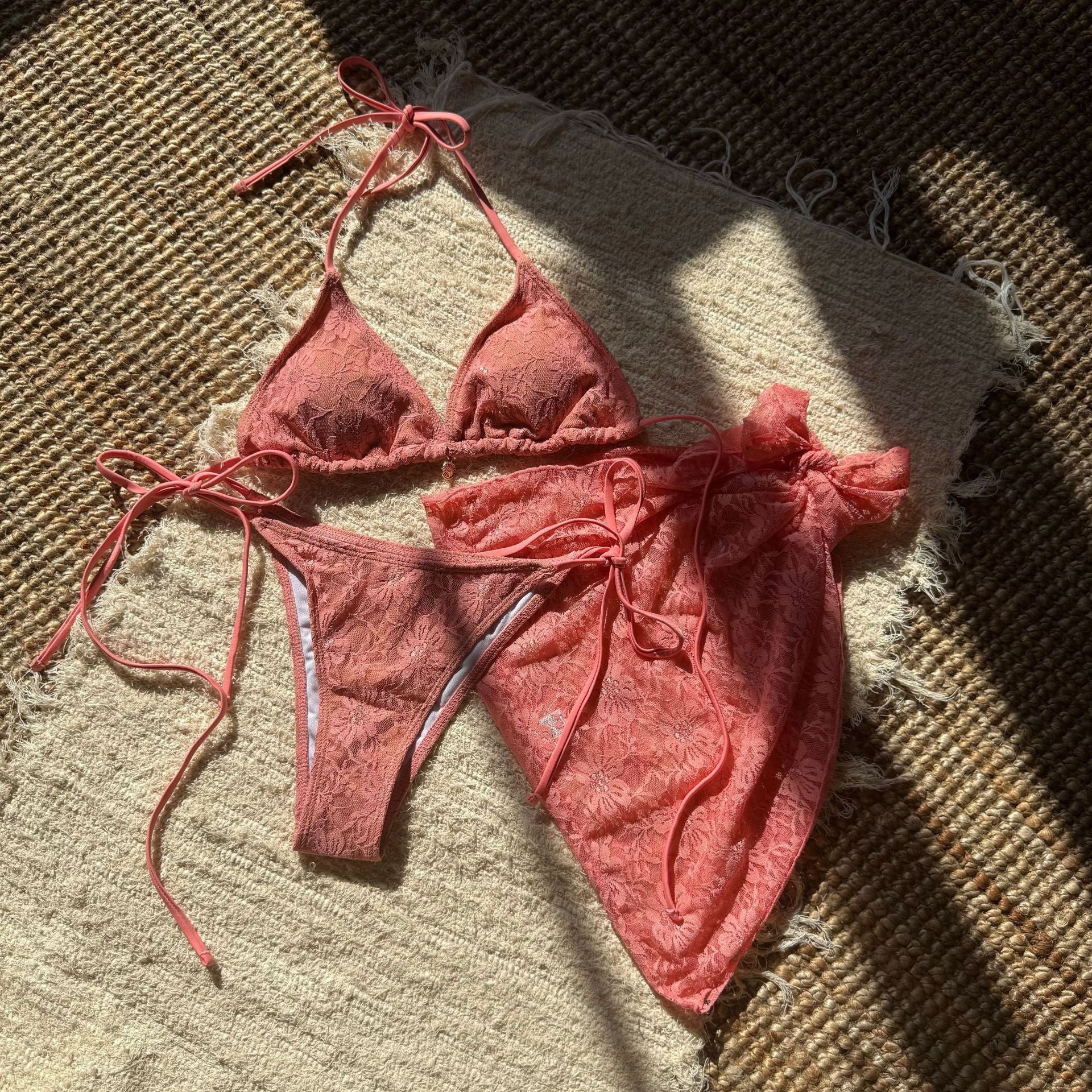 Dreiteiliger Bikini aus Spitzennetz