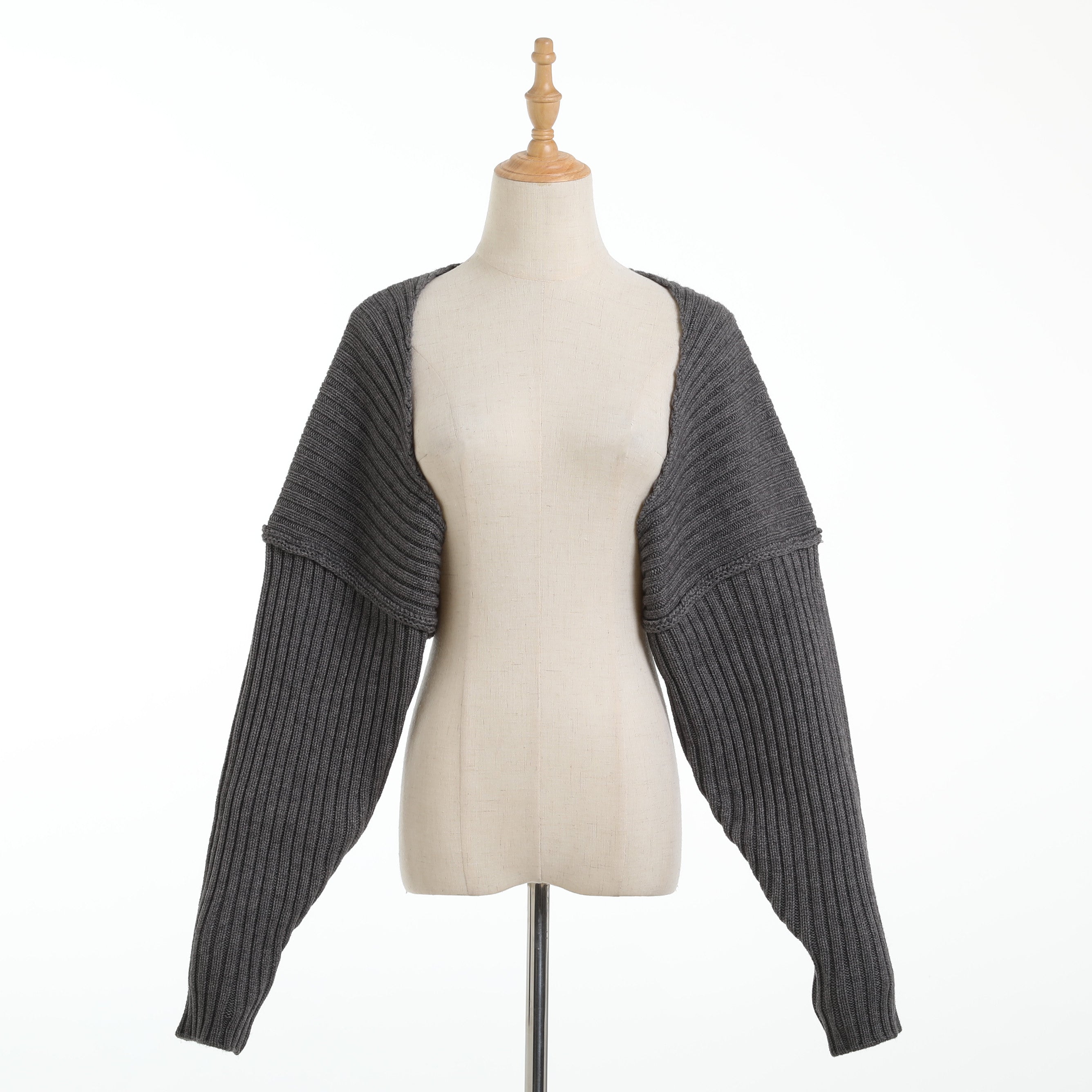 Locker geschnittene, kurze Strickjacke mit Fledermausärmeln