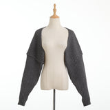 Locker geschnittene, kurze Strickjacke mit Fledermausärmeln